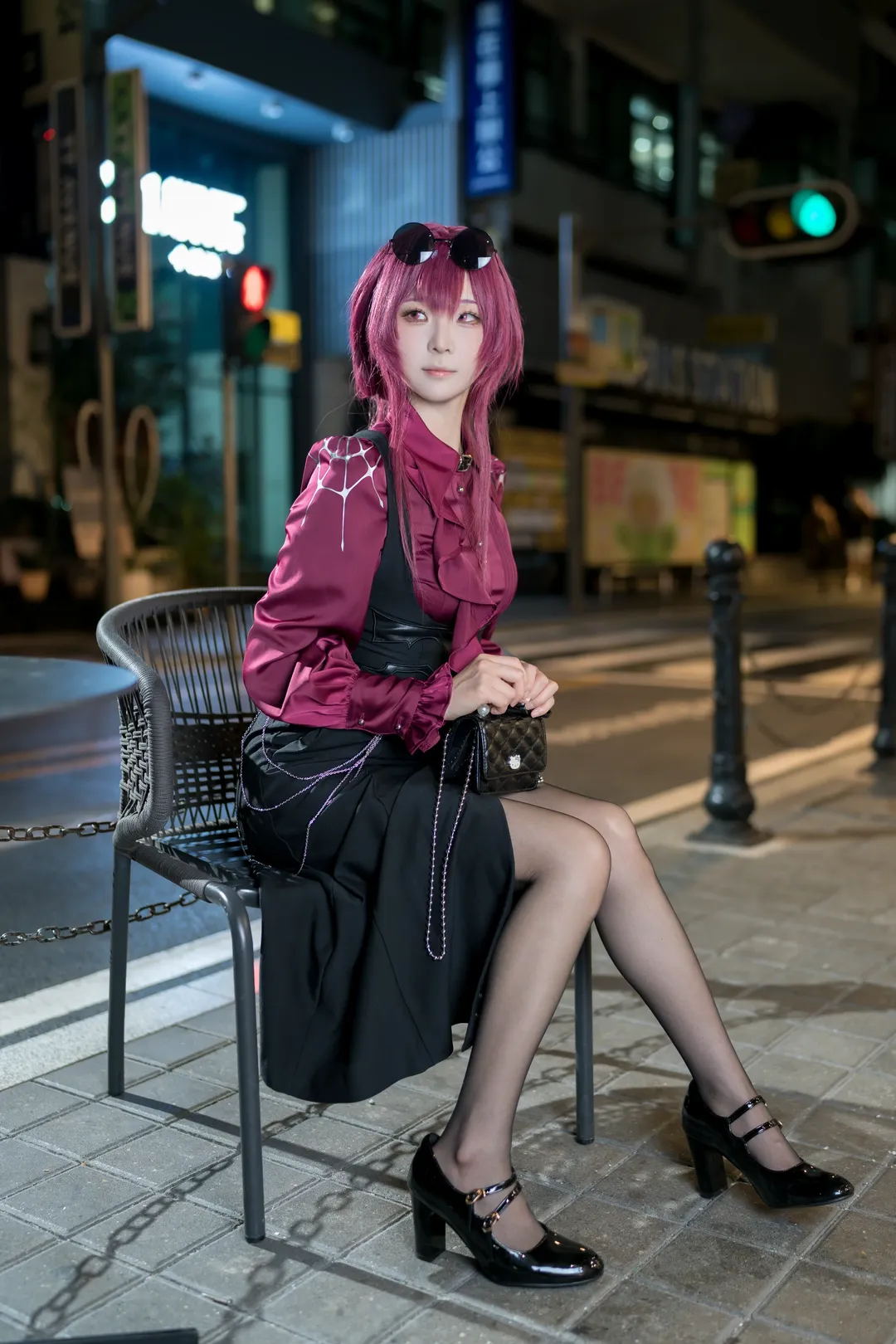【卡芙卡cos】崩坏星穹铁道夜拍，优雅黑丝高跟气场全开 - 第 2 张