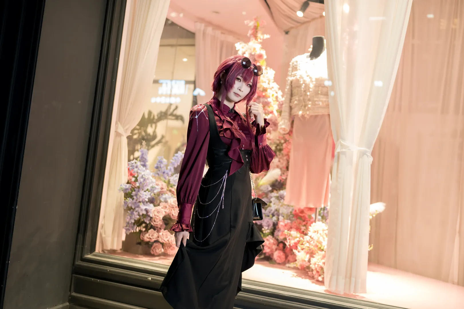 【卡芙卡cos】崩壞星穹鐵道，夜色下的酒紅身影 - 第 1 張