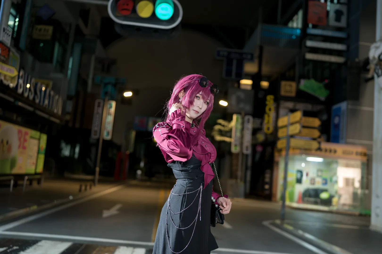 【卡芙卡cos】崩壞星穹鐵道，夜色下的酒紅身影 - 第 2 張