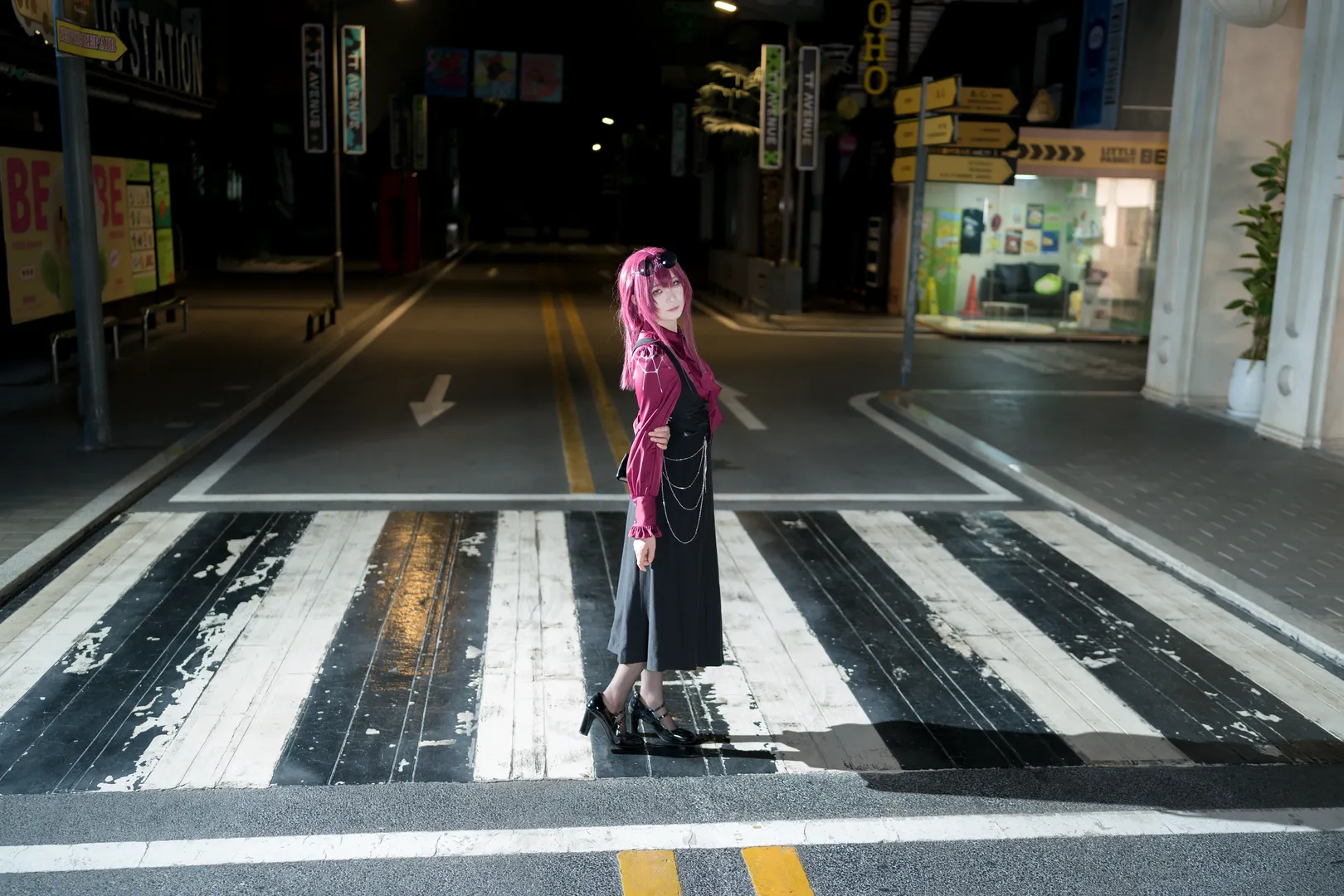 【卡芙卡cos】崩壞星穹鐵道，夜色下的酒紅身影 - 第 3 張