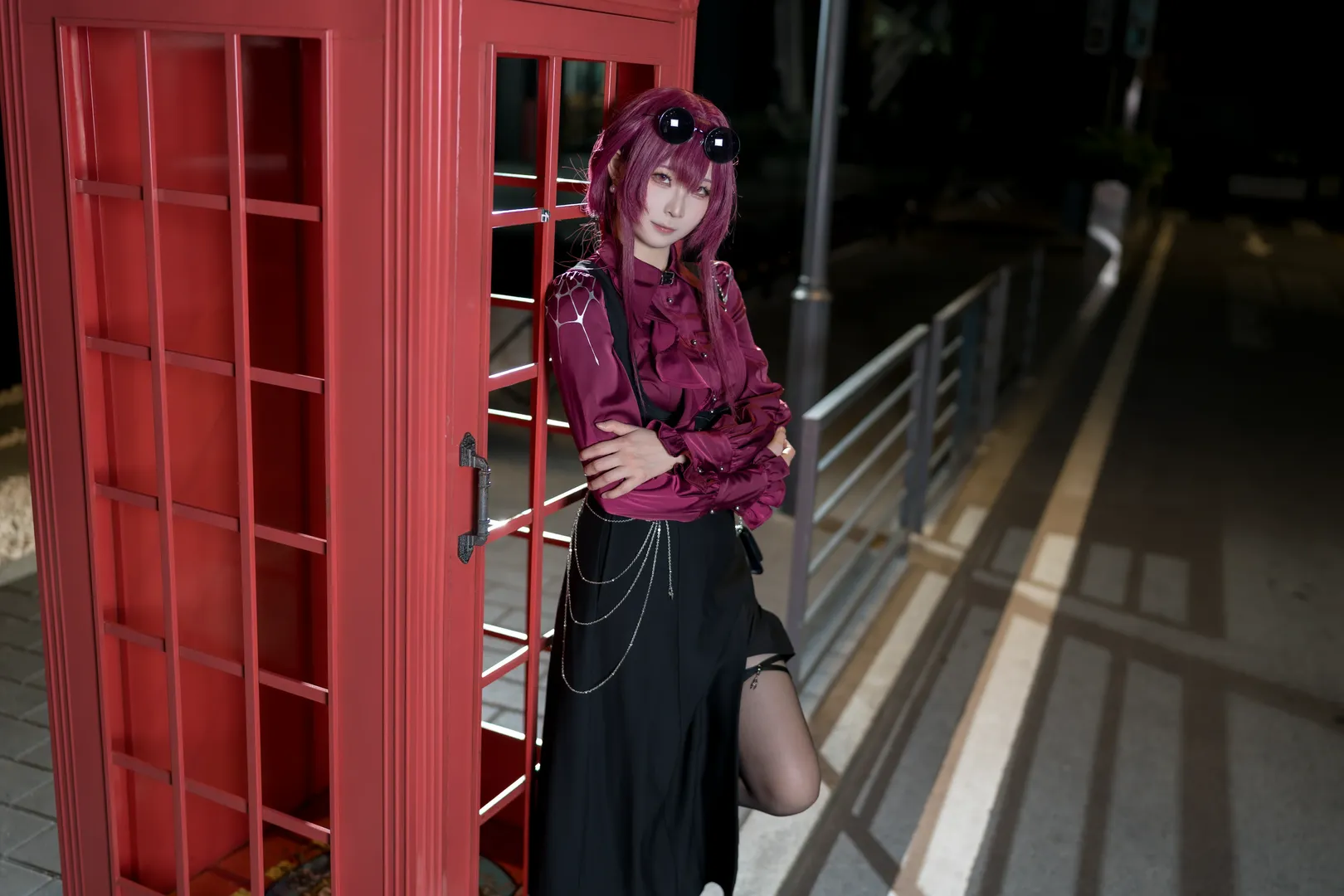 【卡芙卡cos】崩坏星穹铁道里的红色电话亭夜拍分享 - 第 3 张