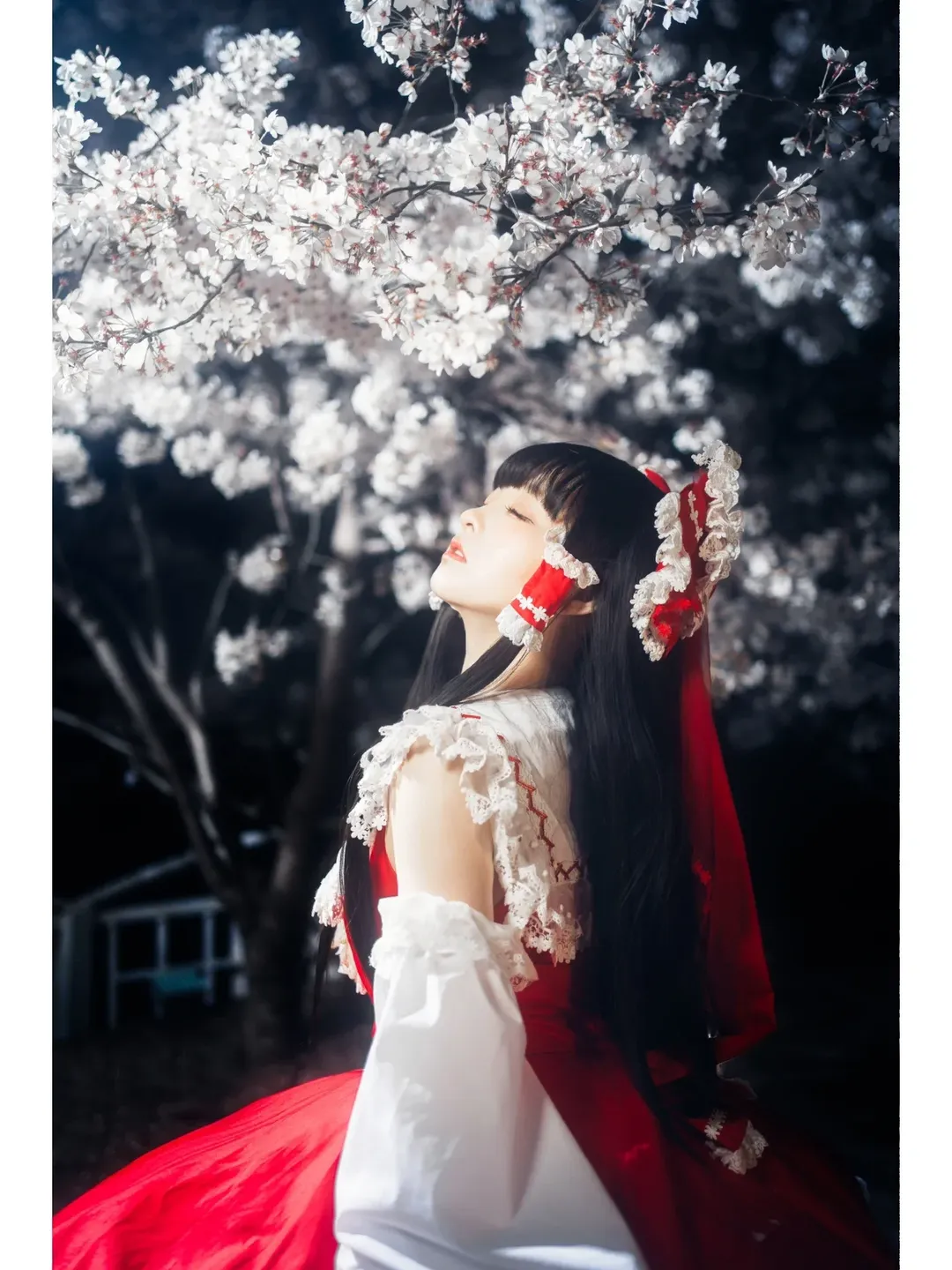 【博丽灵梦cos】暗夜樱花下的红白巫女写真 - 第 1 张