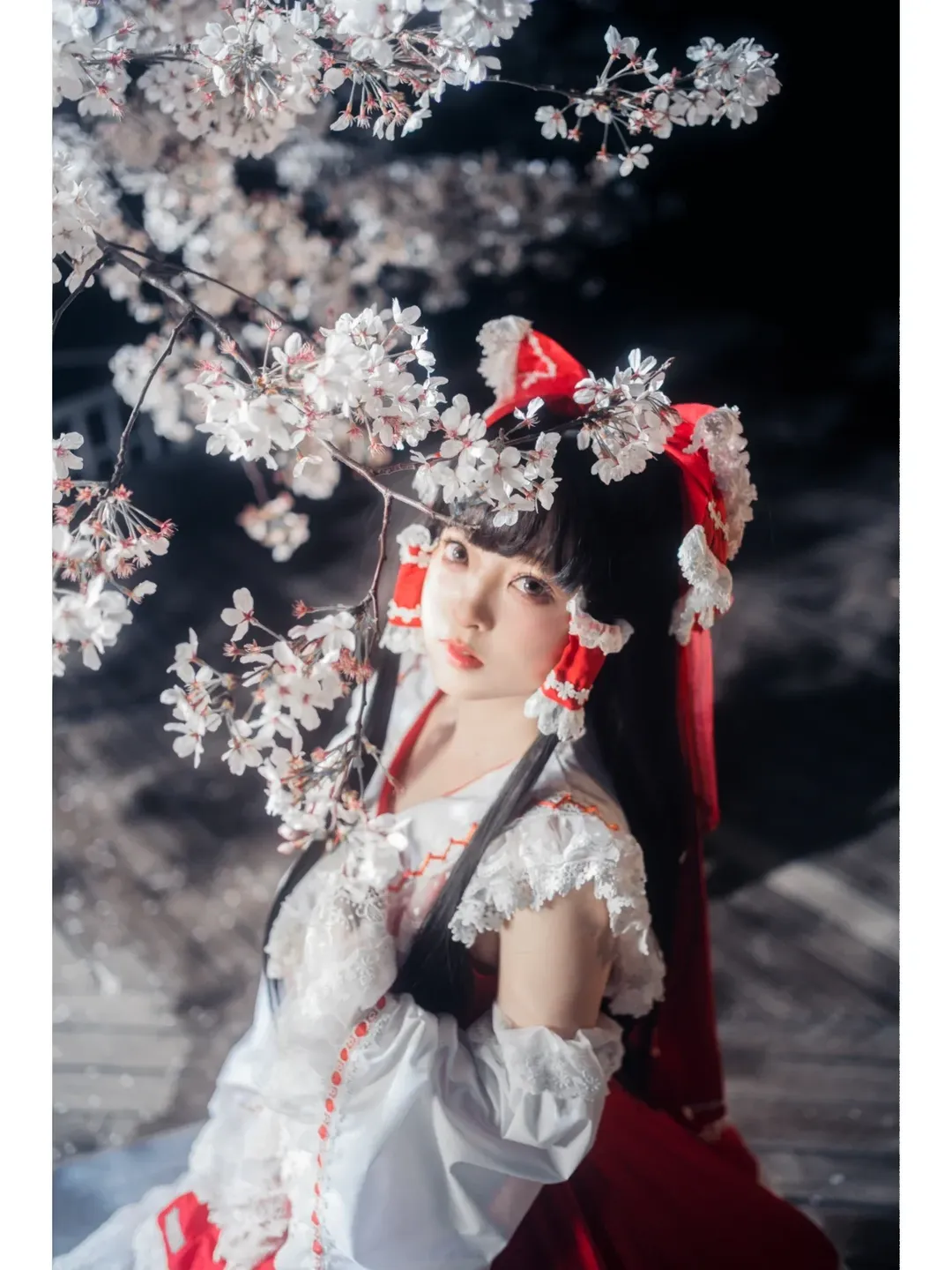 【博丽灵梦cos】暗夜樱花下的红白巫女写真 - 第 3 张