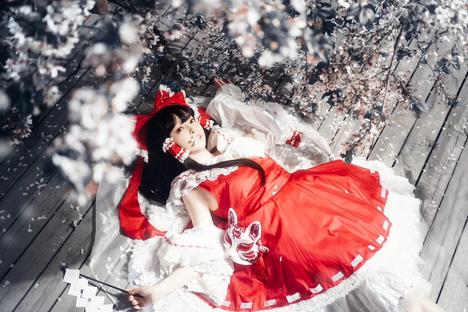 【博丽灵梦cos】暗夜樱花下的红白巫女写真 - 第 5 张