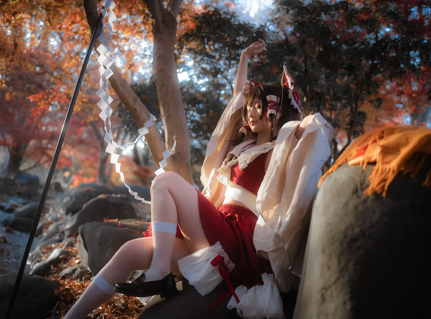 【博麗靈夢cos】秋意濃，陽光下鬆弛的巫女時光 - 第 2 張