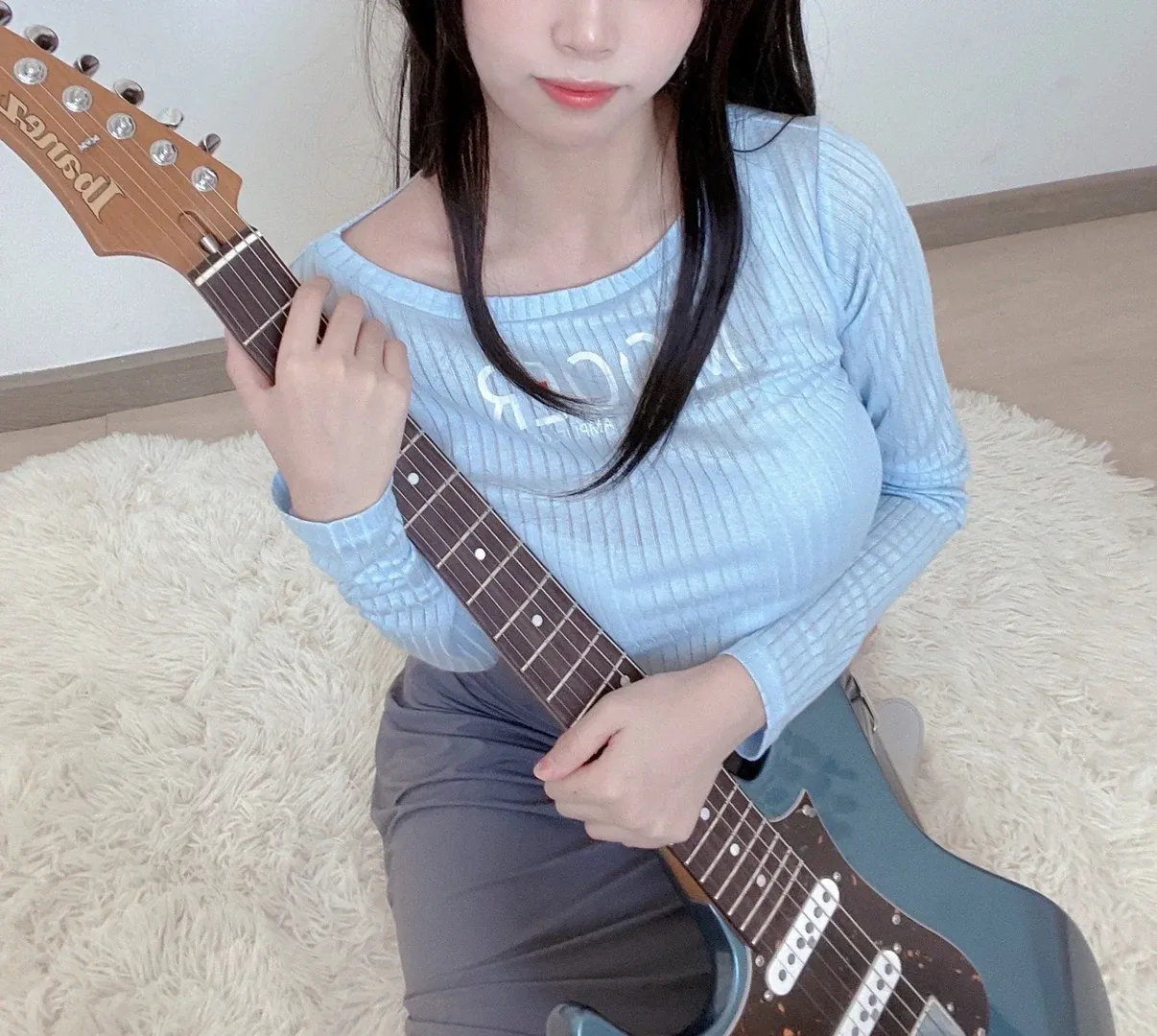 初秋仿画穿搭，我手里的蓝色电吉他