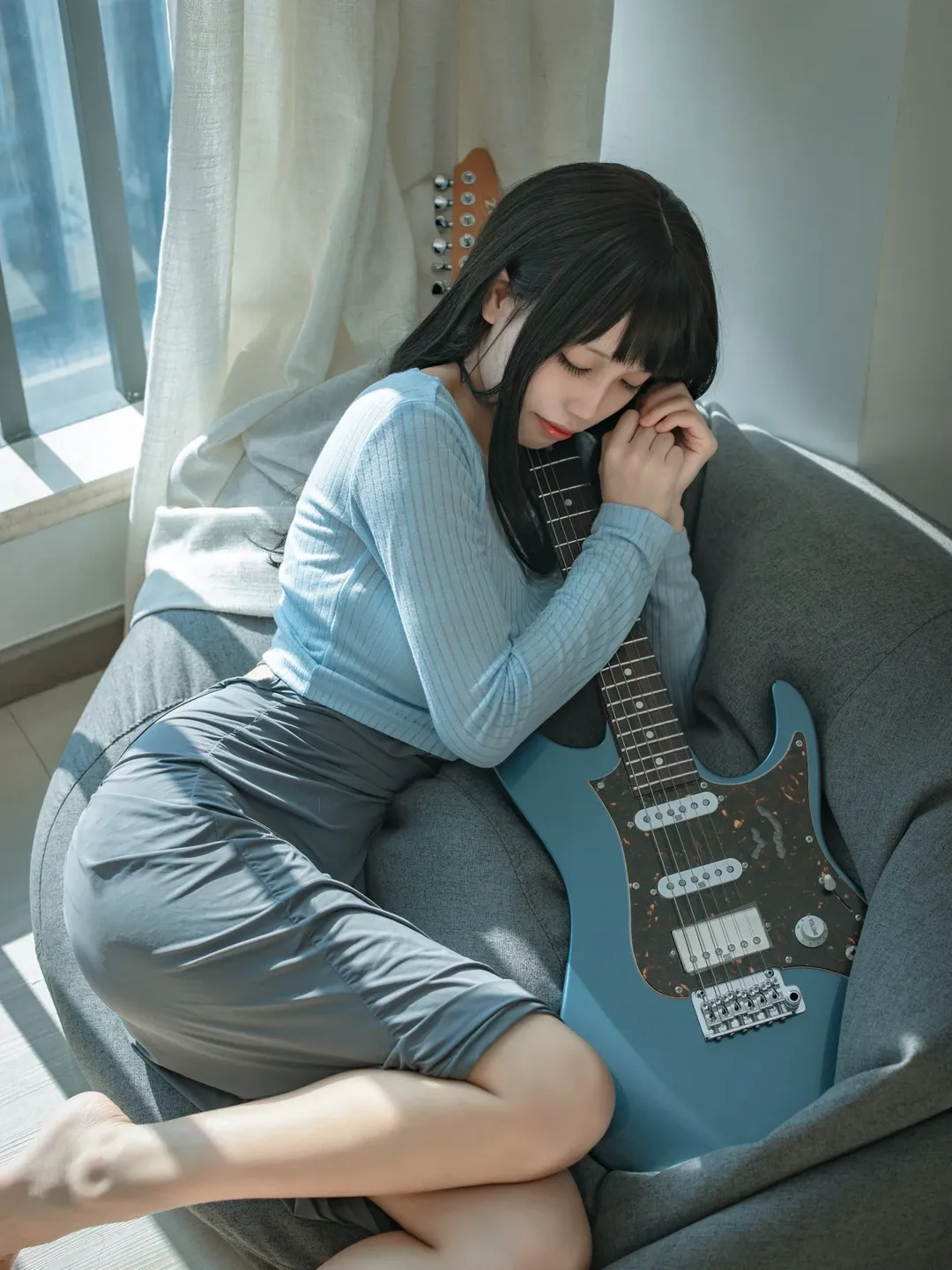 拿着Ibanez AZ电吉他的午后，还原画师拾六的仿画cos - 第 1 张