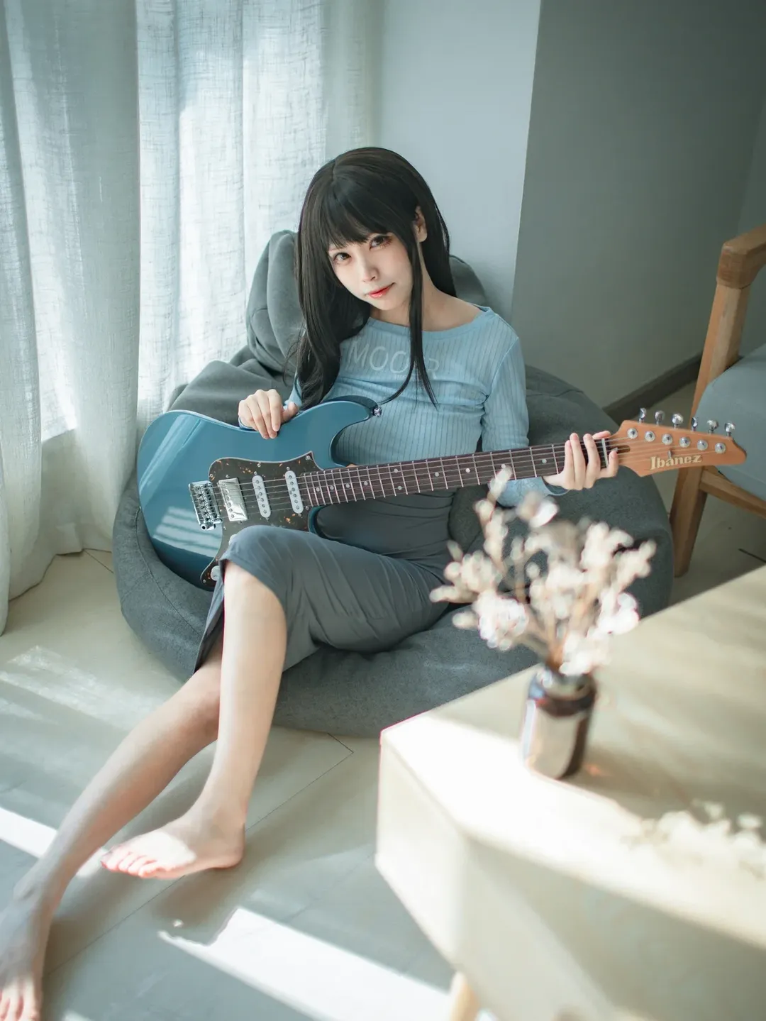 拿着Ibanez AZ电吉他的午后，还原画师拾六的仿画cos