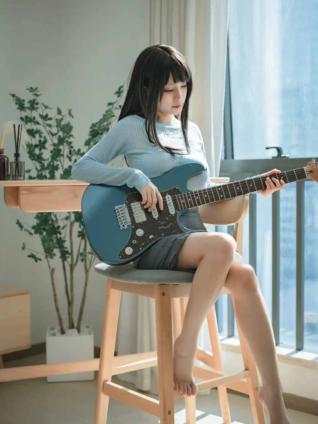 拿着Ibanez AZ电吉他的午后，还原画师拾六的仿画cos - 第 3 张