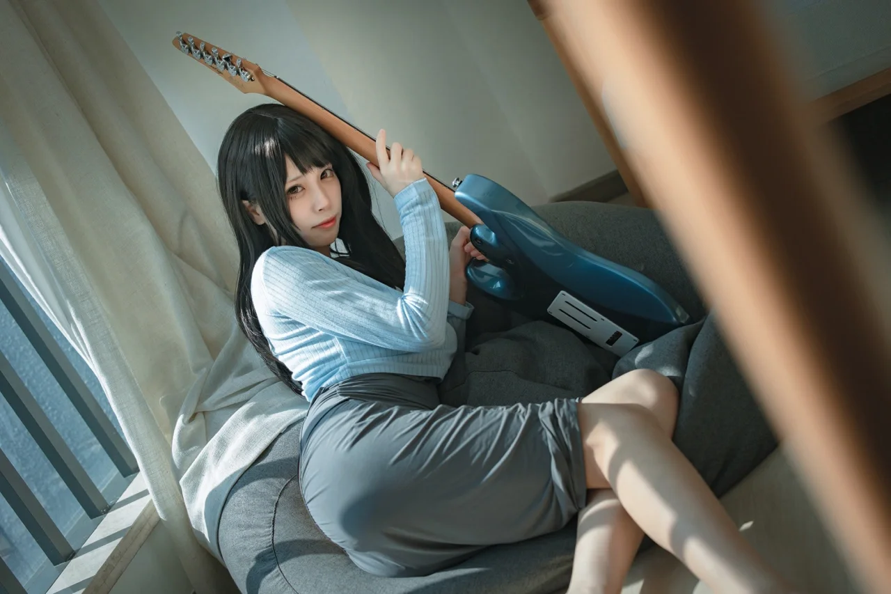 拿着Ibanez AZ电吉他的午后，还原画师拾六的仿画cos - 第 4 张