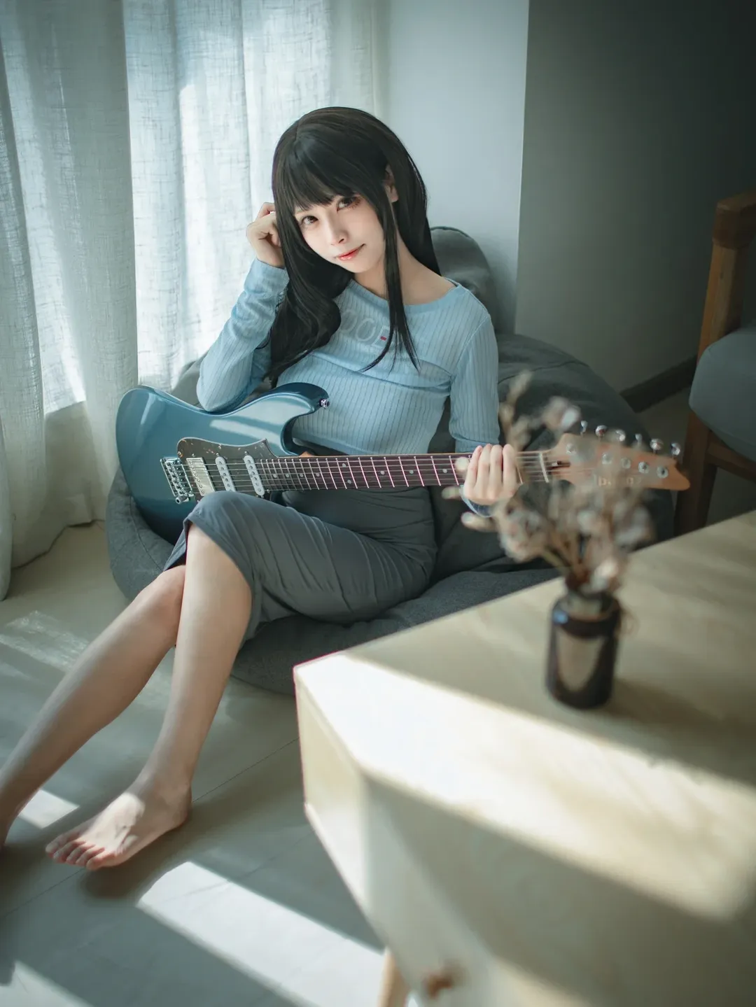 拿着Ibanez AZ电吉他的午后，还原画师拾六的仿画cos - 第 5 张