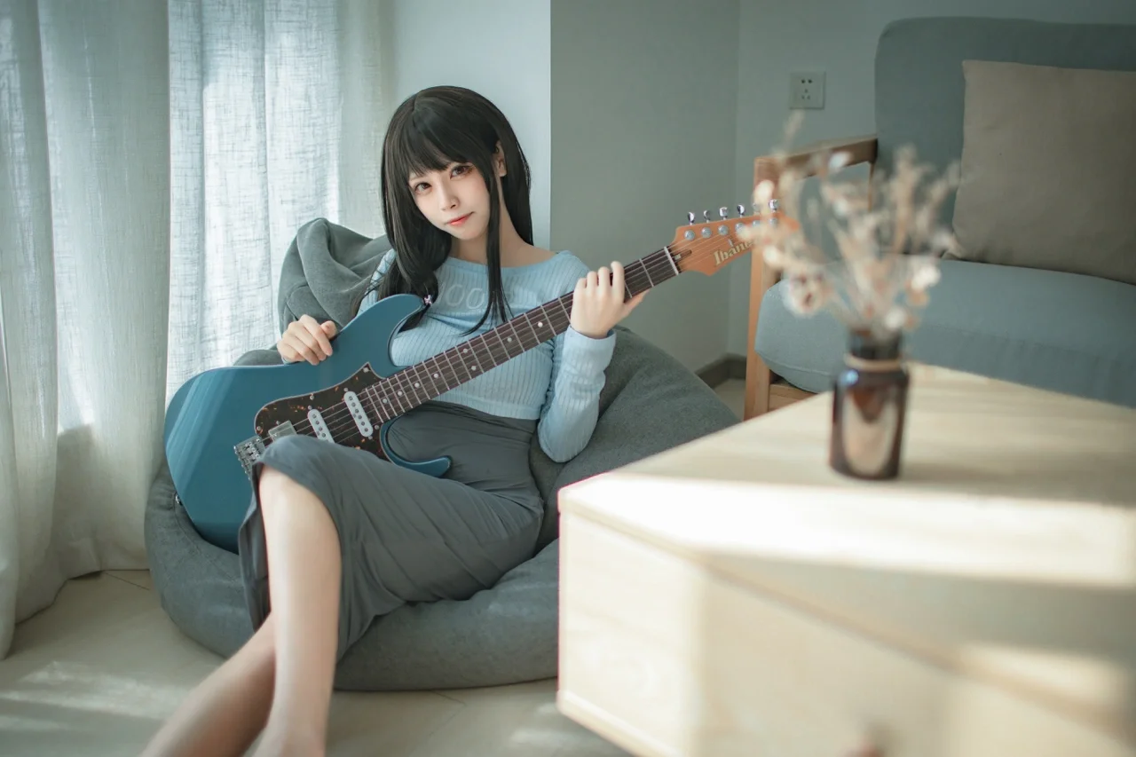 拿着Ibanez AZ电吉他的午后，还原画师拾六的仿画cos - 第 6 张