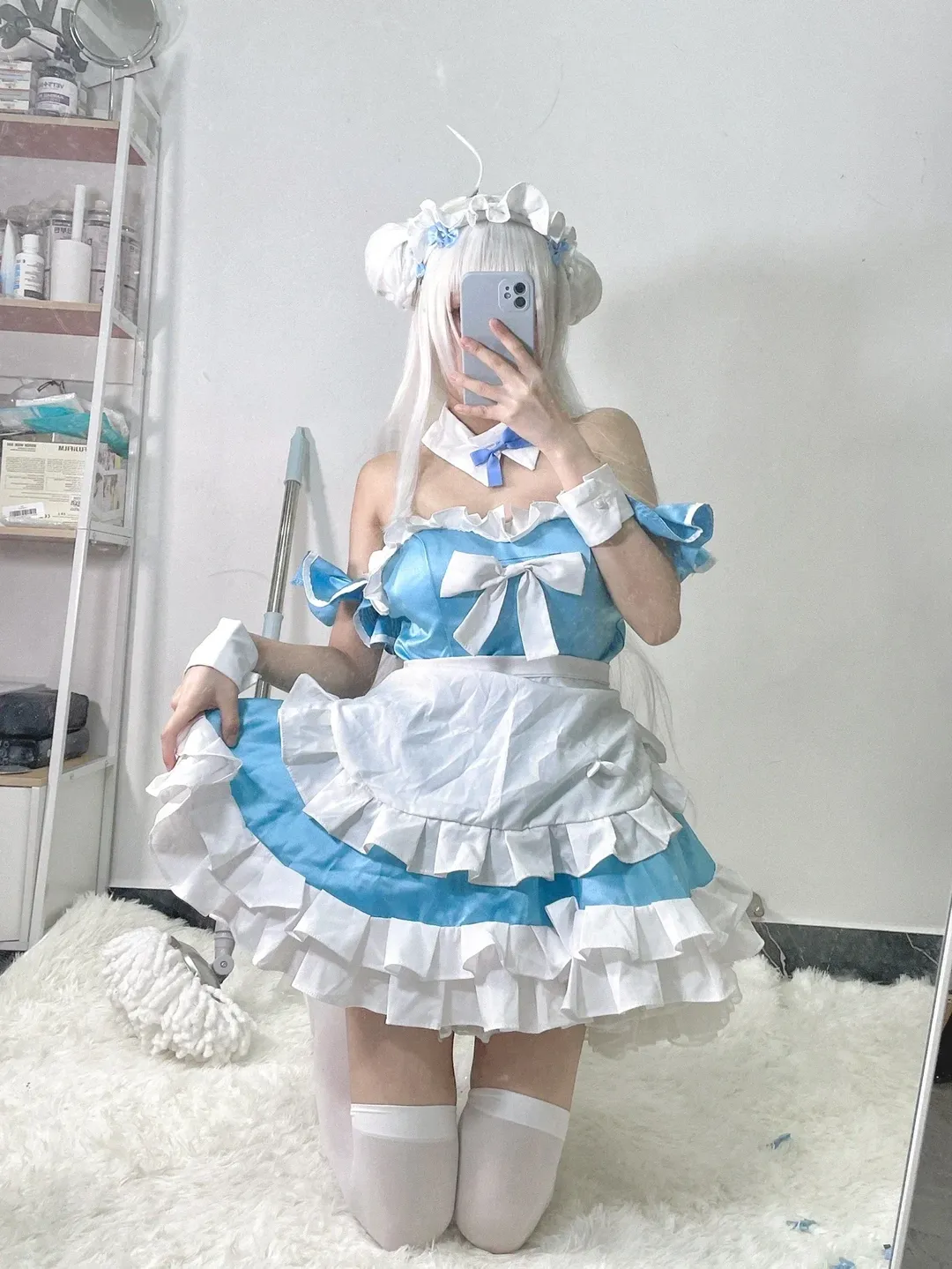 【シグネットコスプレ】アズールレーンのメイド体験週間、白ストッキングと青白フリルの日常コーデ - 1 枚目
