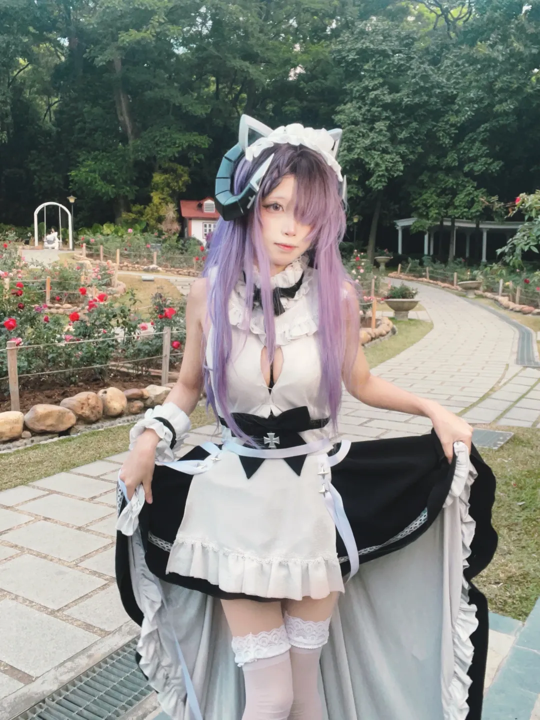 碧蓝航线风黑白女仆装，花园外拍写真分享