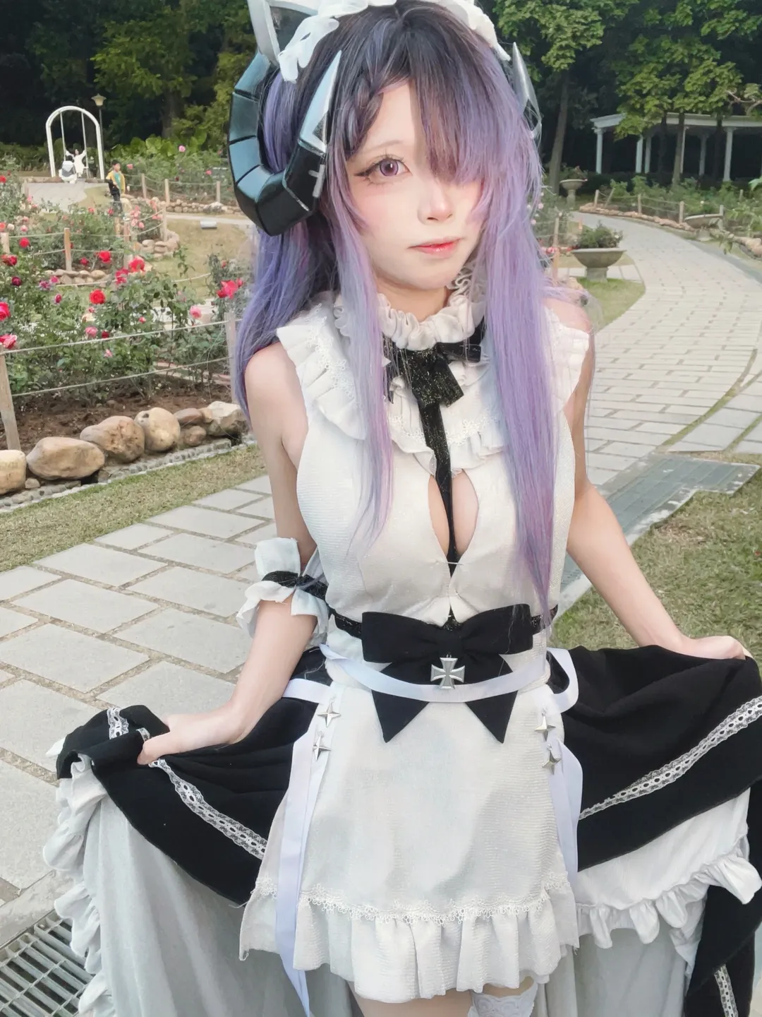 碧蓝航线风黑白女仆装，花园外拍写真分享 - 第 2 张