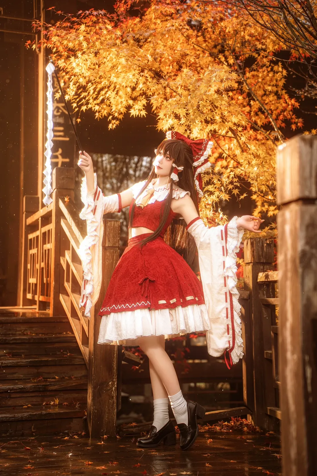 【博丽灵梦cos】东方project秋日枫叶下的红白巫女正片分享 - 第 1 张