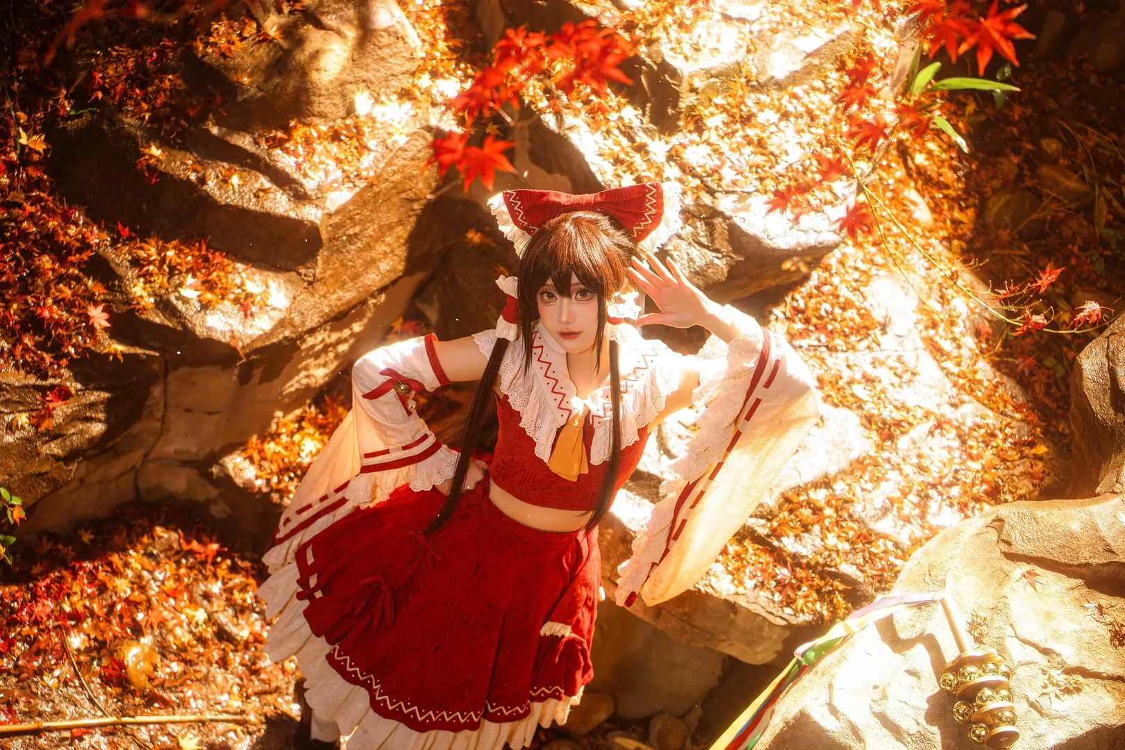【博丽灵梦cos】东方project秋日枫叶下的红白巫女正片分享 - 第 10 张