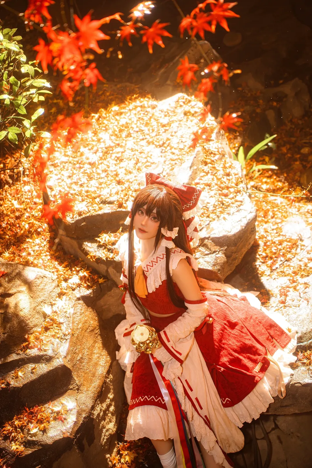 【博丽灵梦cos】东方project秋日枫叶下的红白巫女正片分享 - 第 11 张