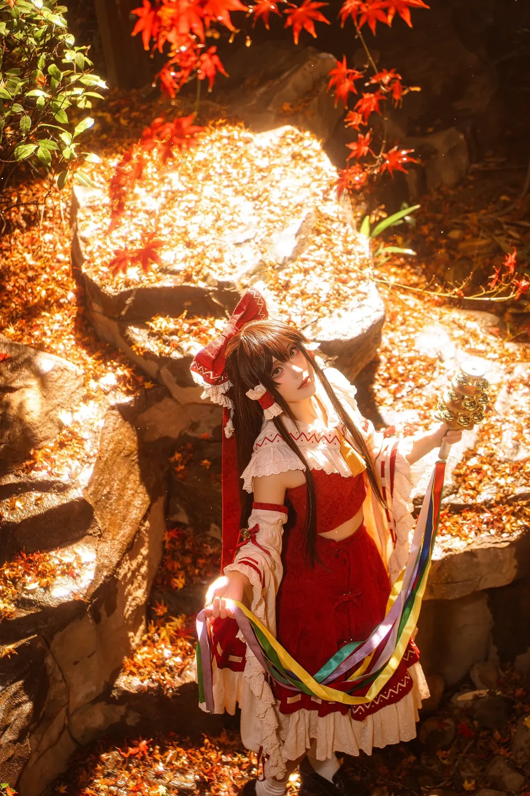 【博丽灵梦cos】东方project秋日枫叶下的红白巫女正片分享 - 第 12 张