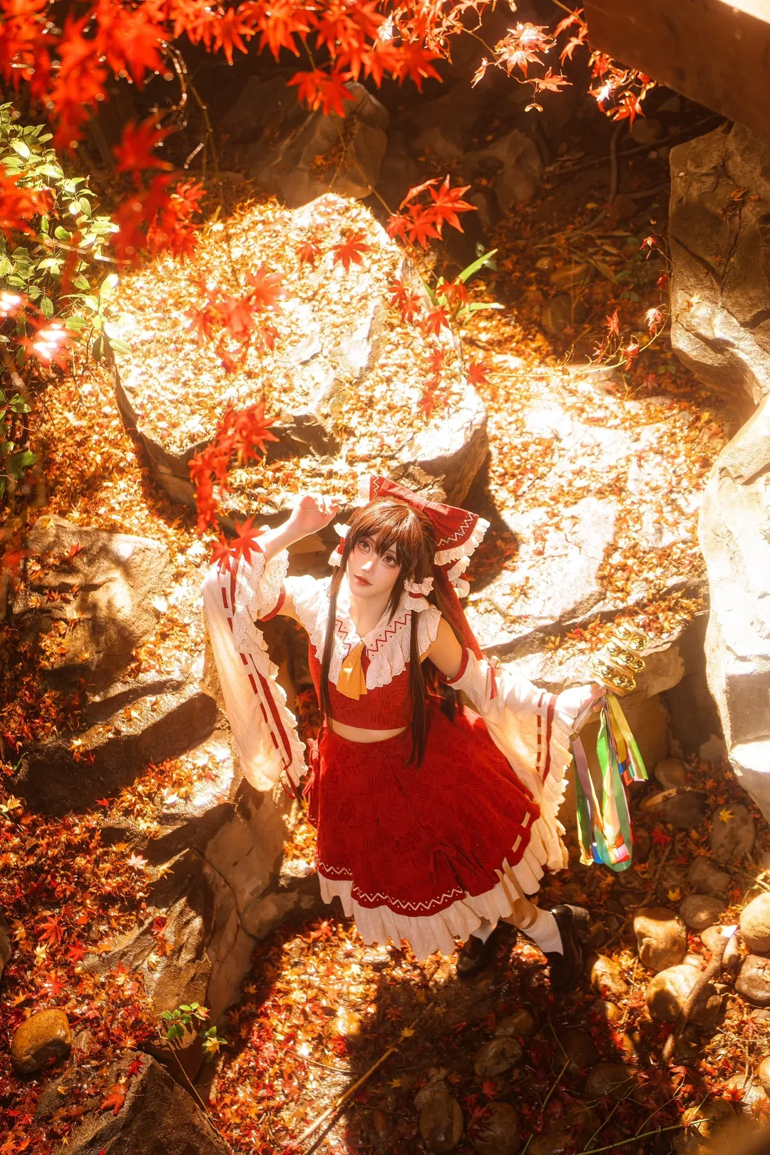 【博丽灵梦cos】东方project秋日枫叶下的红白巫女正片分享 - 第 13 张