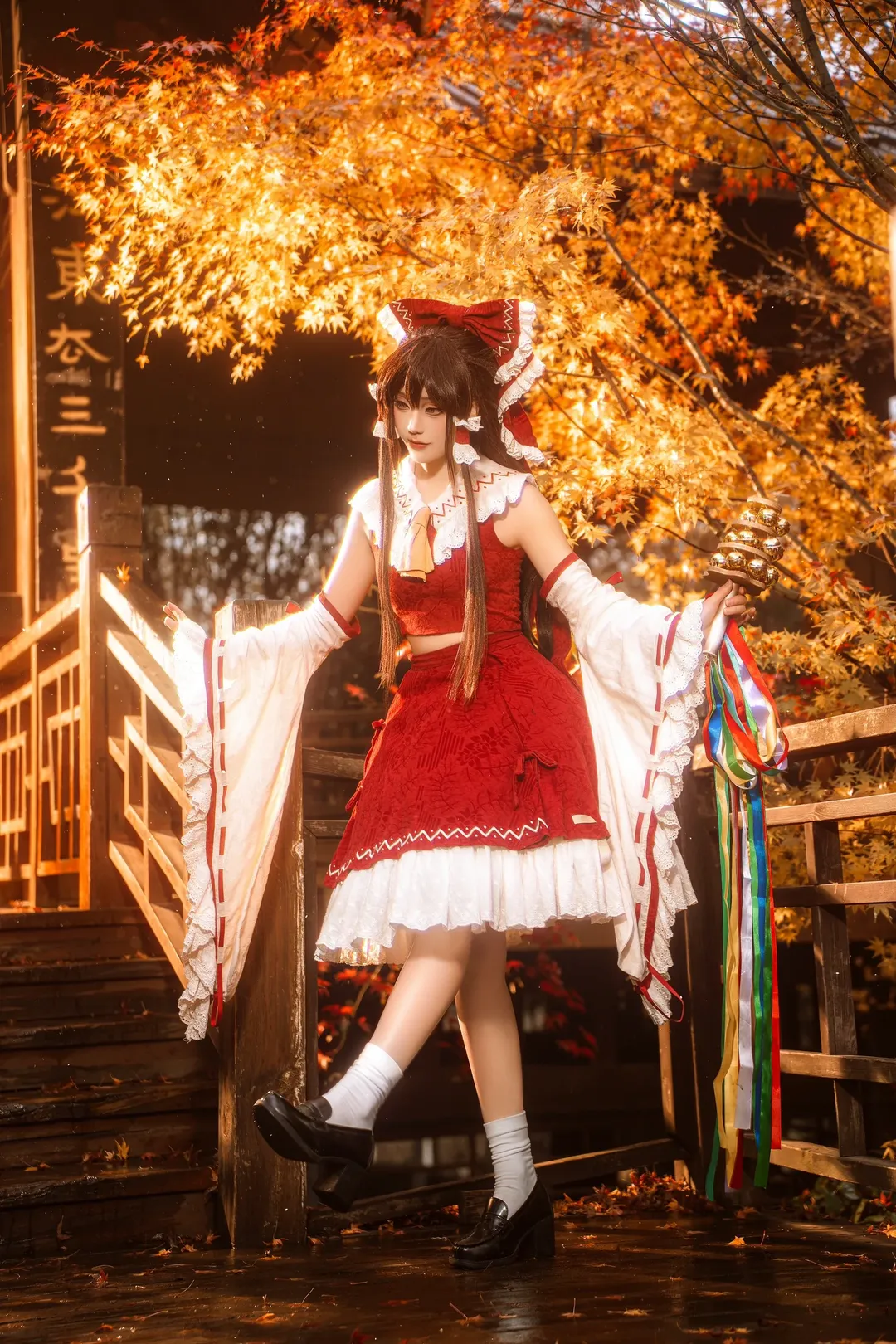 【博丽灵梦cos】东方project秋日枫叶下的红白巫女正片分享 - 第 2 张