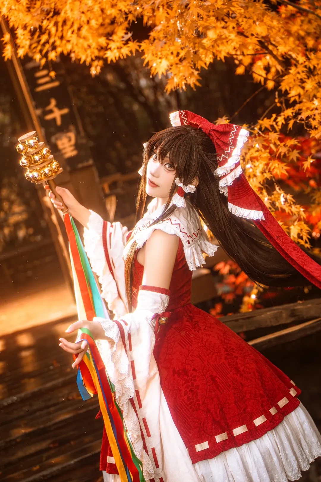 【博丽灵梦cos】东方project秋日枫叶下的红白巫女正片分享 - 第 4 张