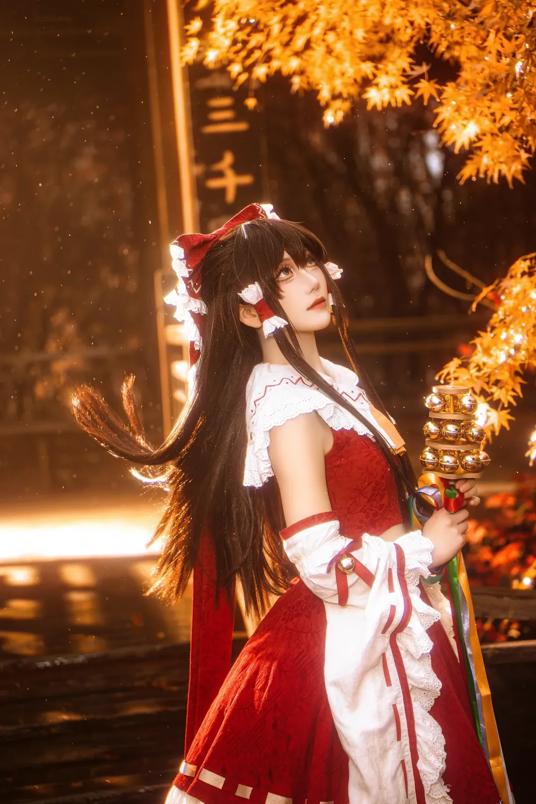 【博丽灵梦cos】东方project秋日枫叶下的红白巫女正片分享 - 第 5 张