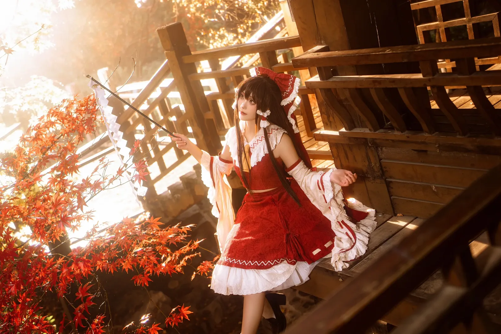 【博丽灵梦cos】东方project秋日枫叶下的红白巫女正片分享 - 第 6 张