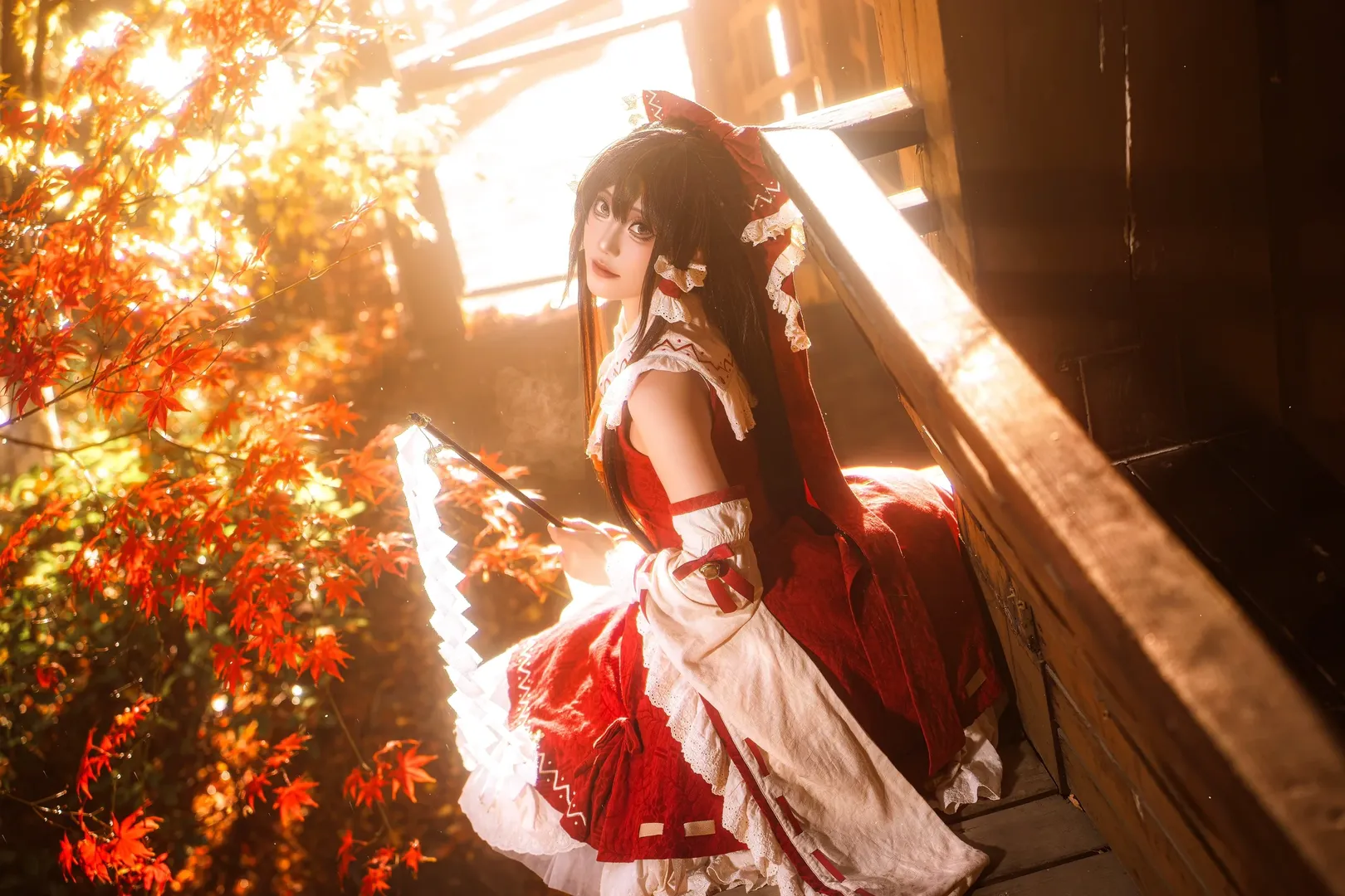 【博丽灵梦cos】东方project秋日枫叶下的红白巫女正片分享 - 第 9 张