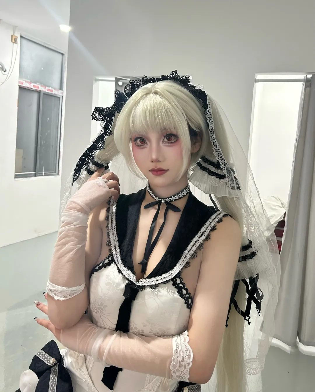 【フォーミダブル コスプレ】アズールレーン フォーミダブルのお着替え、白黒レースに包まれた気品あるお嬢様 - 1 枚目