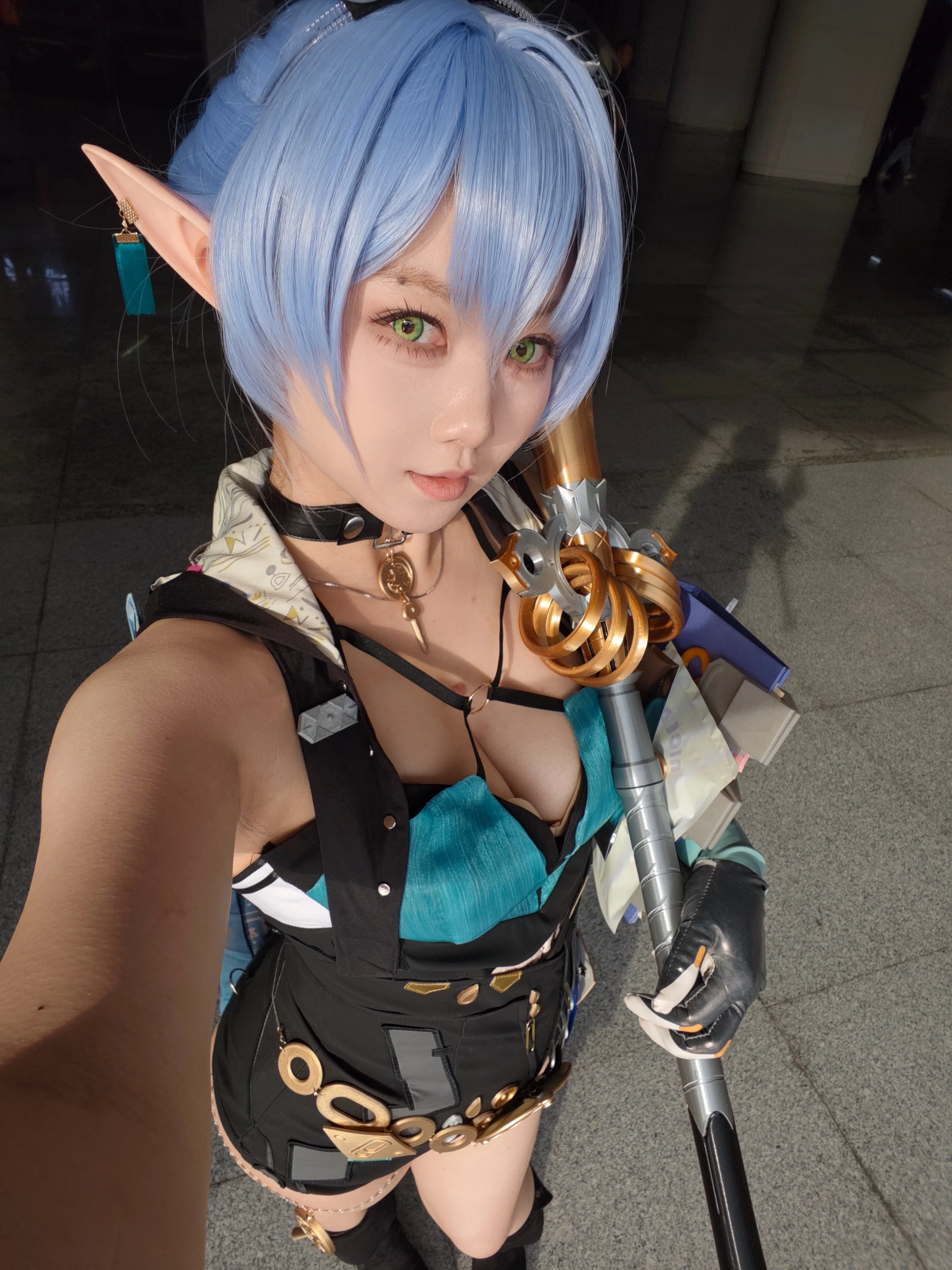 【リュシア コスプレ】『ゼンレスゾーンゼロ』の青髪エルフ、イベントと地下駐車場の二重の表現 - 1 枚目