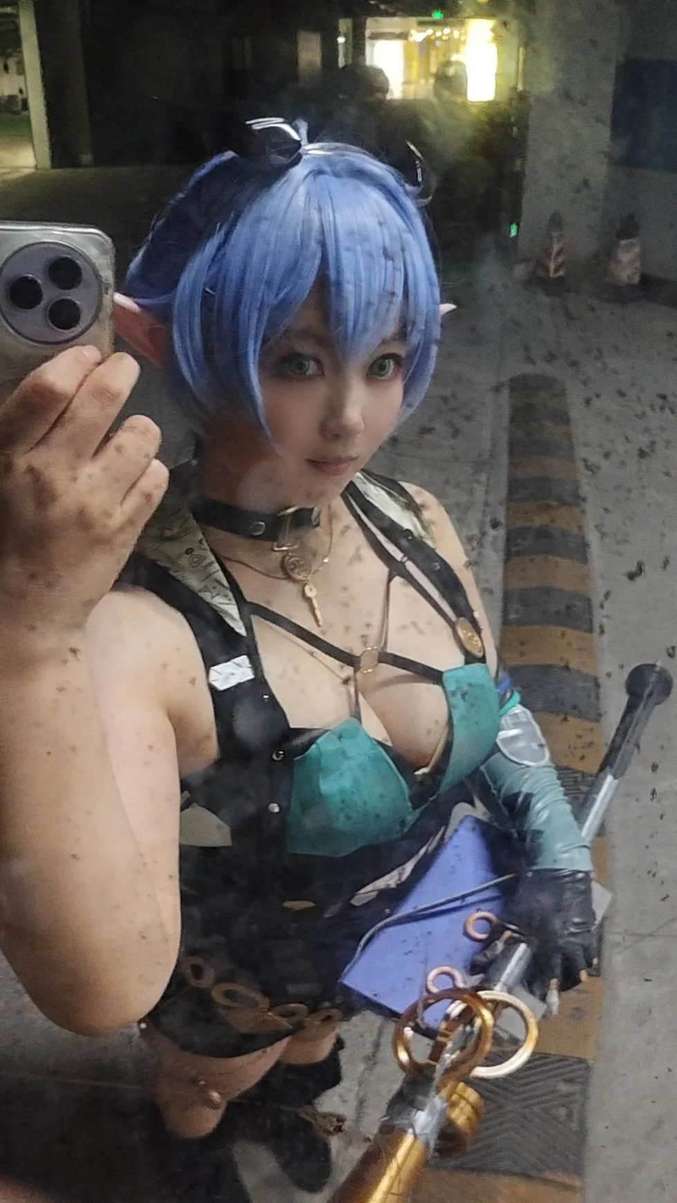 【リュシア コスプレ】『ゼンレスゾーンゼロ』の青髪エルフ、イベントと地下駐車場の二重の表現 - 2 枚目