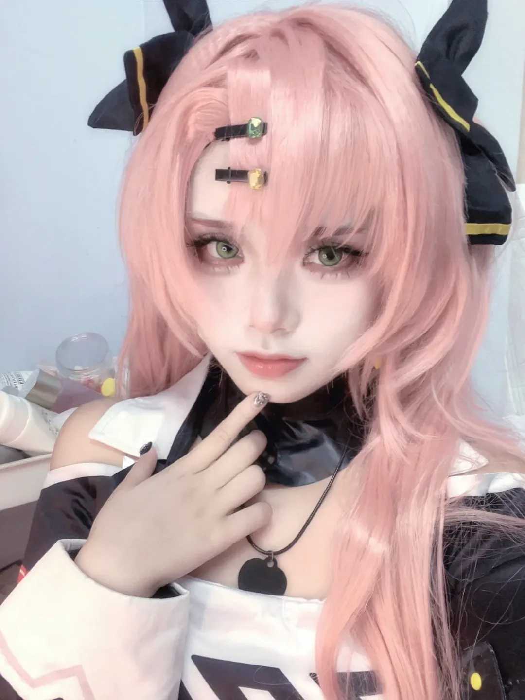 【にこ コスプレ】ゼンレスゾーンゼロのピンク基調、モノトーンコーデで魅せるクールな佇まい - 1 枚目