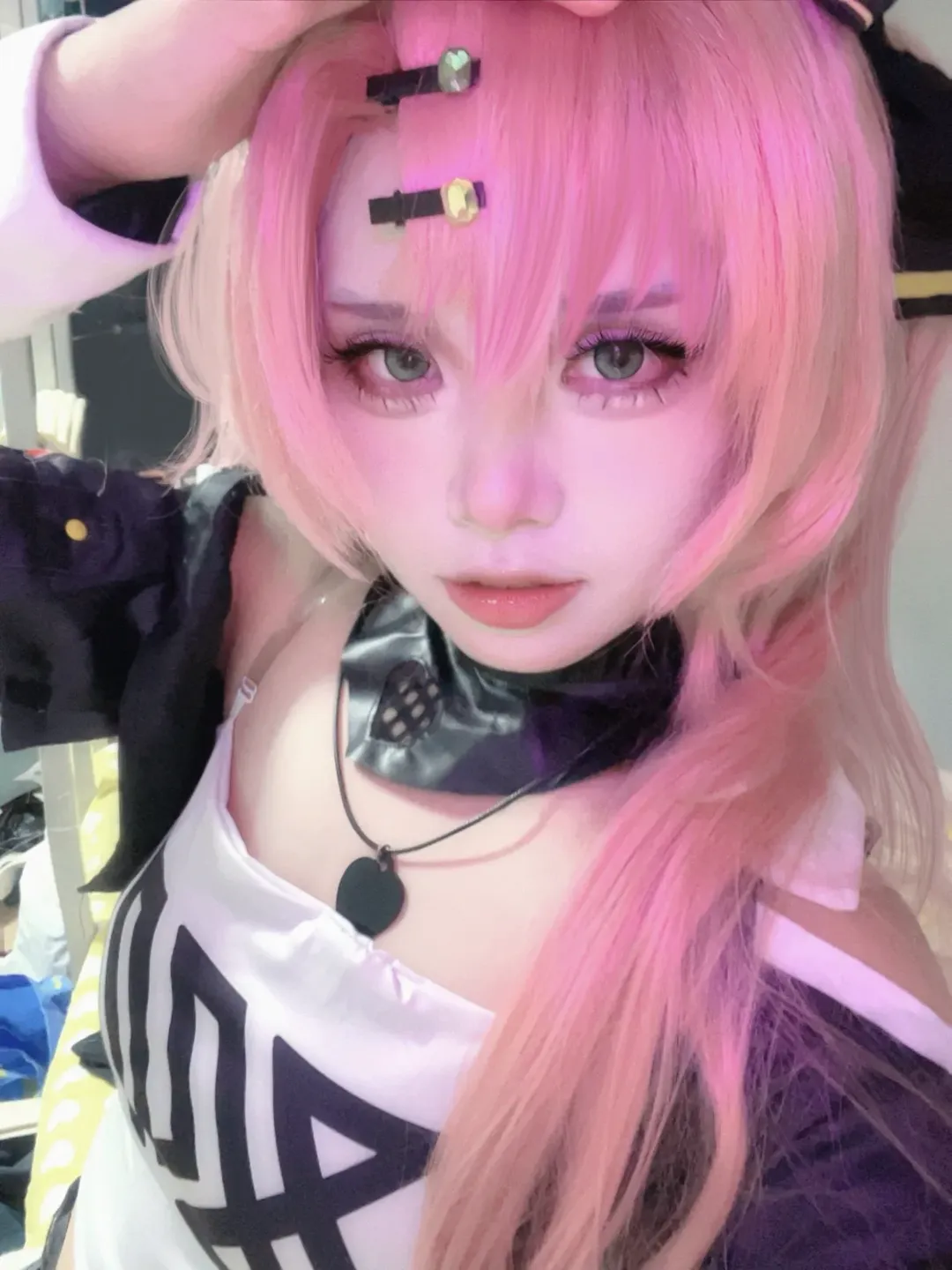 【にこ コスプレ】ゼンレスゾーンゼロのピンク基調、モノトーンコーデで魅せるクールな佇まい - 3 枚目