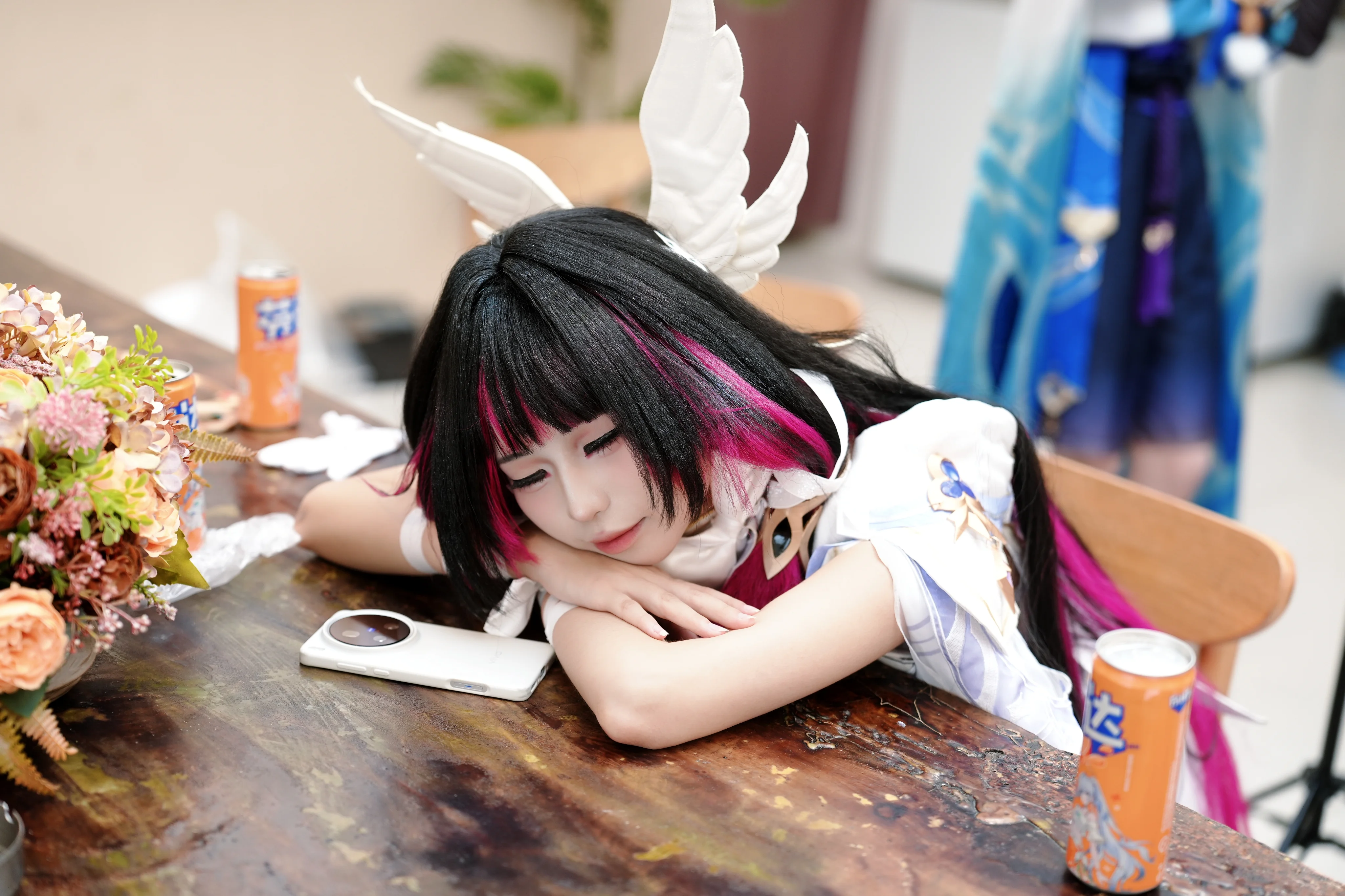 【哥倫比婭cos】原神少女的慵懶時光，這隻鴿子要睡到自然醒 - 第 1 張