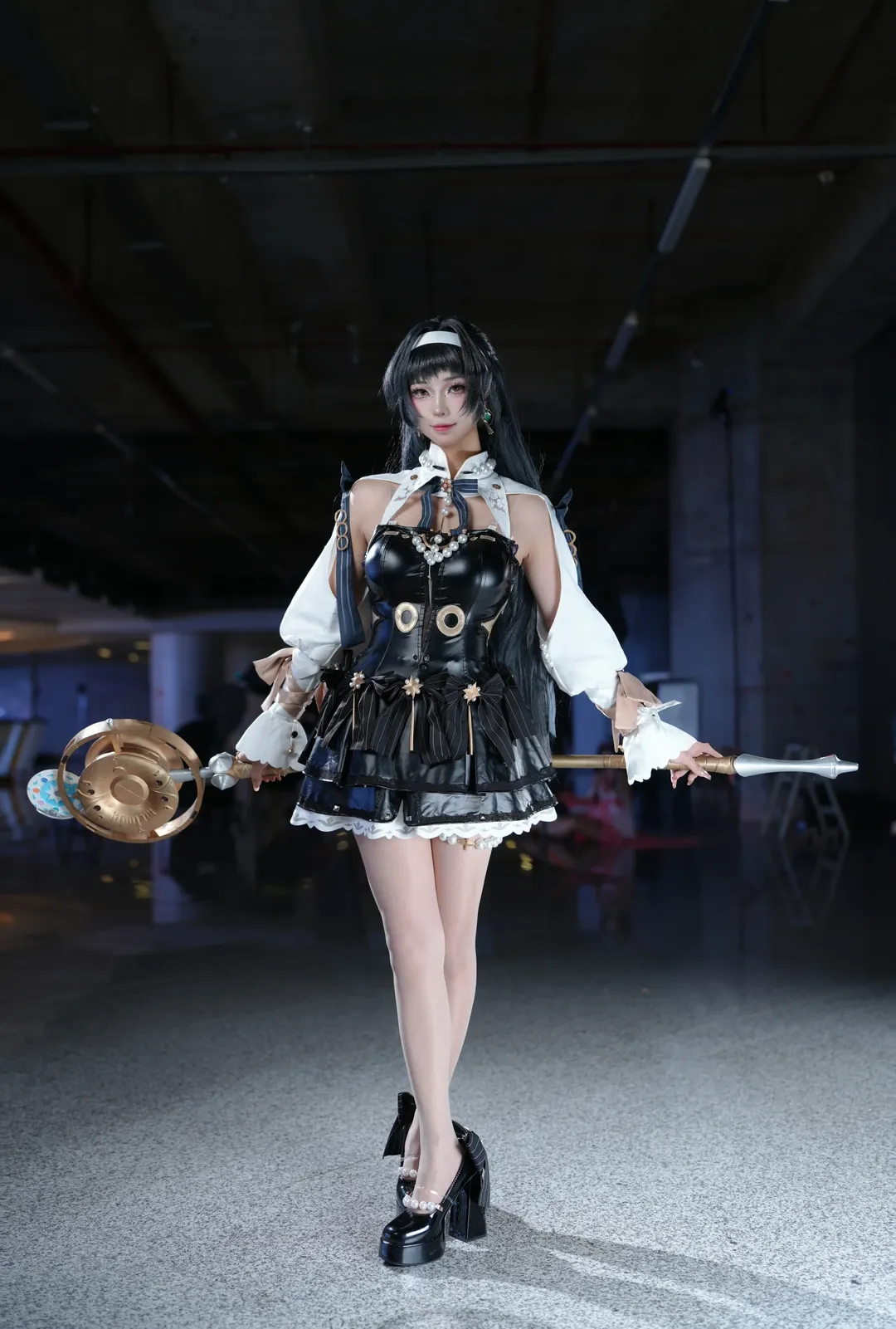 [Astra Yao Cosplay] Zenless Zone Zero: Black and Gold Textured Details in Convention Photos - Image 2