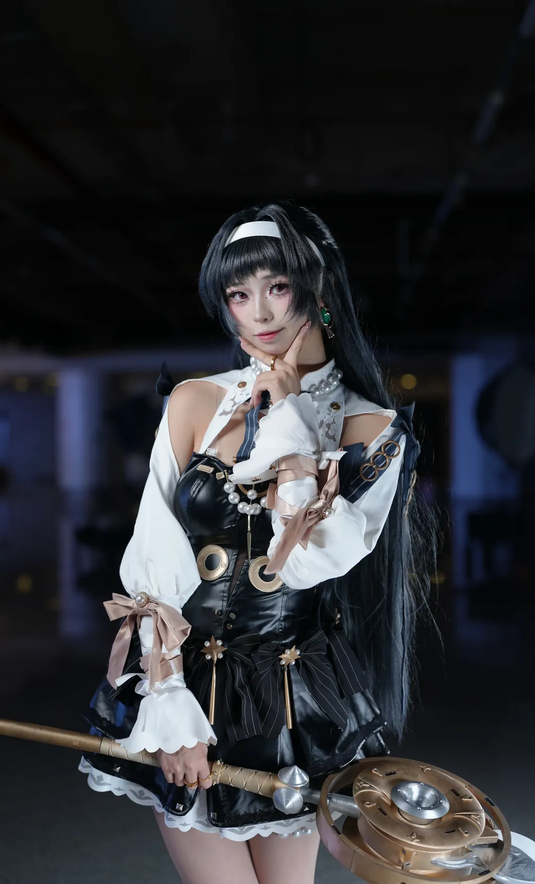 [Astra Yao Cosplay] Zenless Zone Zero: Black and Gold Textured Details in Convention Photos - Image 3