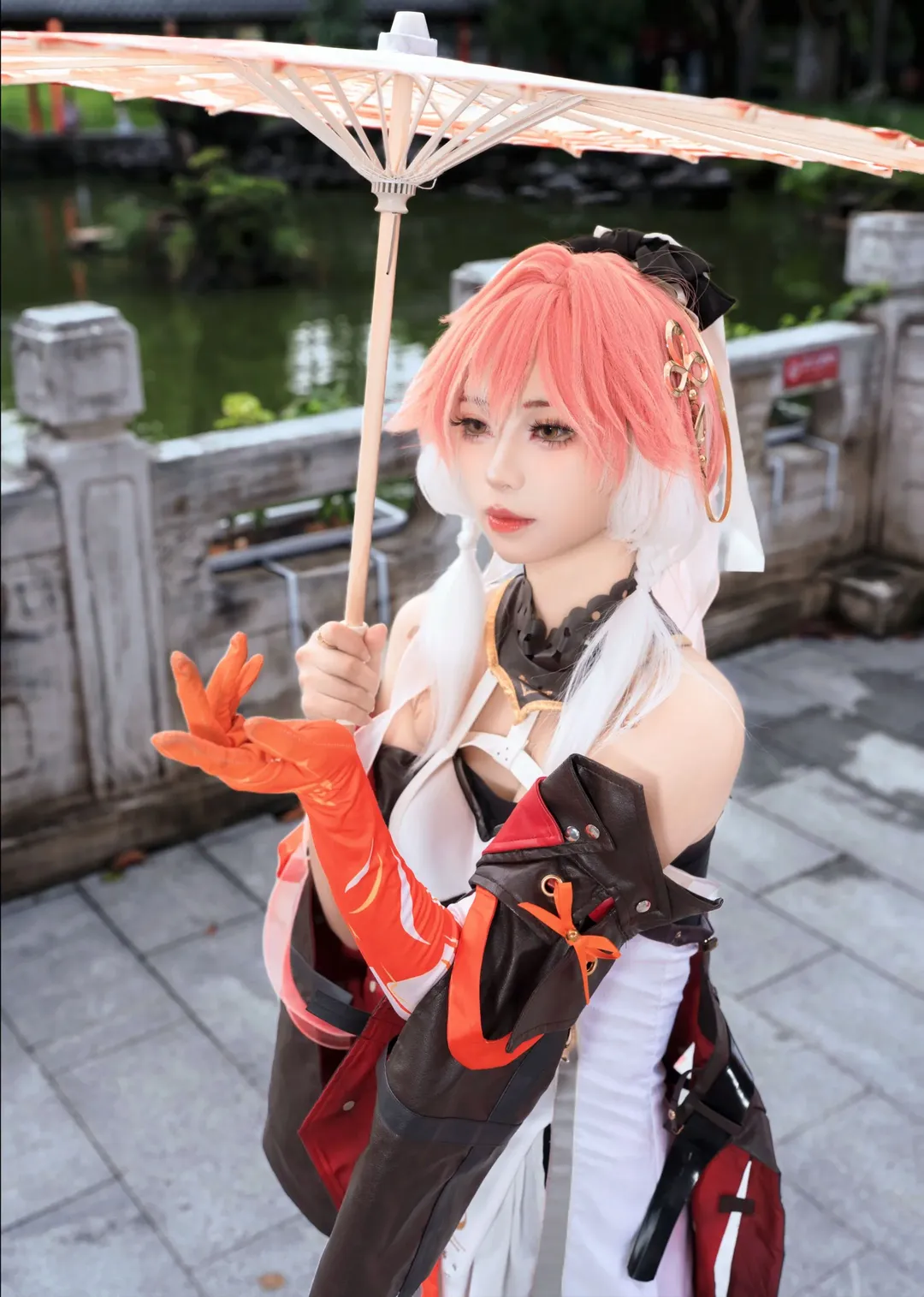 【长离cos】撑伞回眸，火焰与风中的鸣潮角色 - 第 3 张