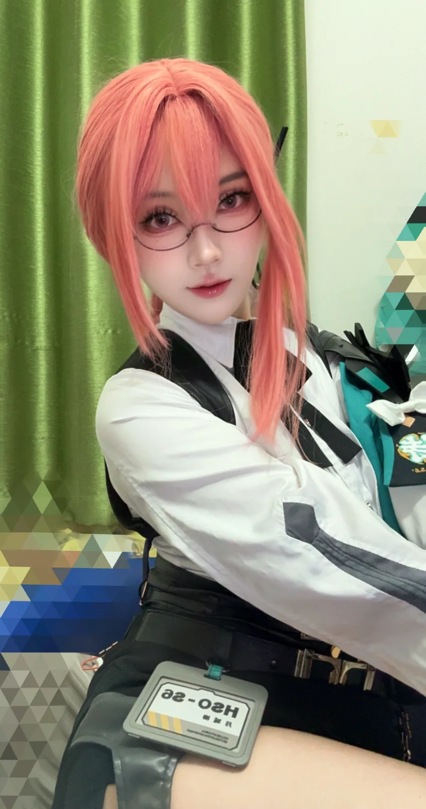 【月城柳コスプレ】眼鏡を外す不思議な魔法、思わぬマキマさん似に - 1 枚目