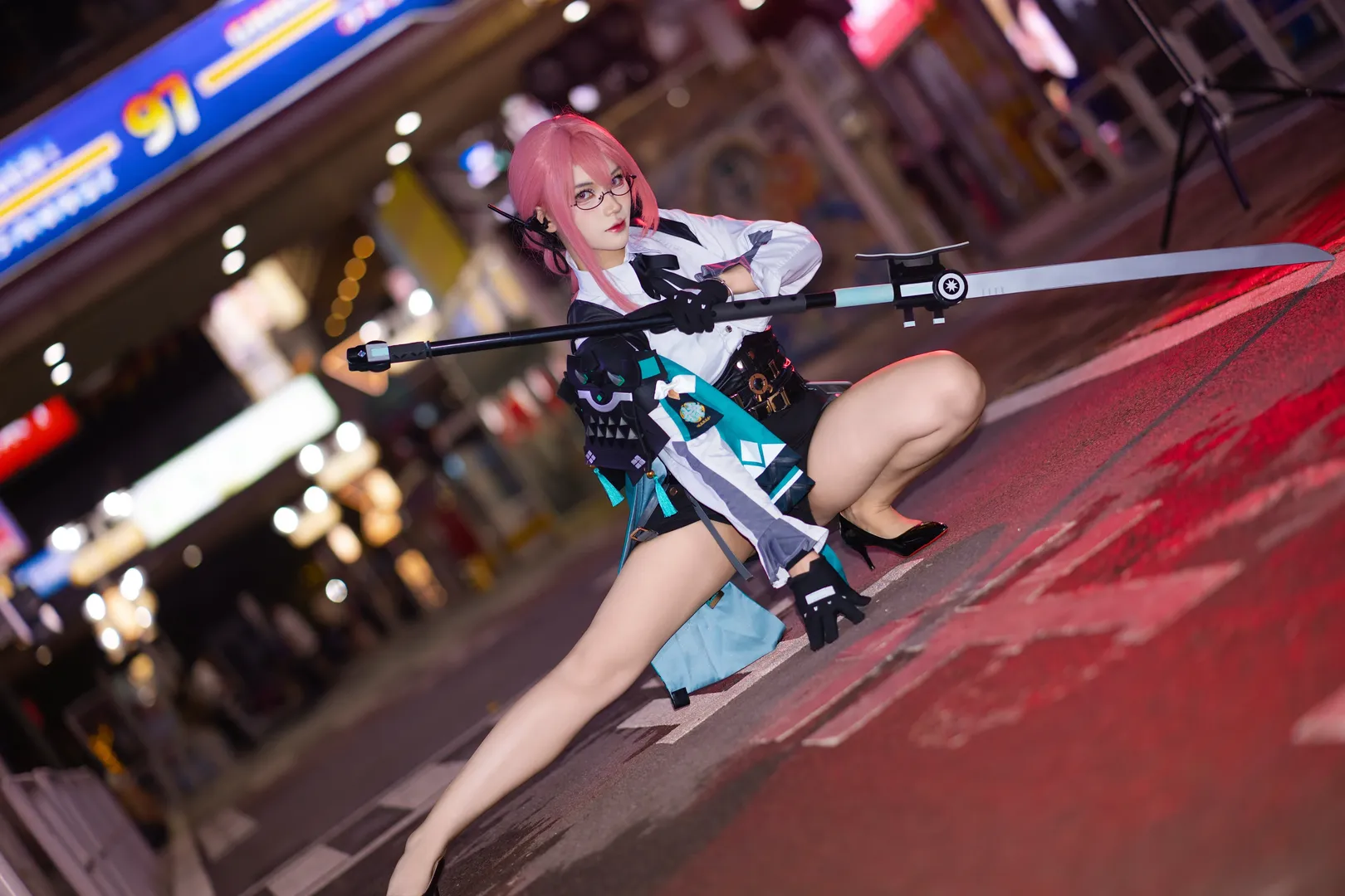 【月城柳コスプレ】ネオンの街区の副課長、知性と鋭さの融合 - 1 枚目