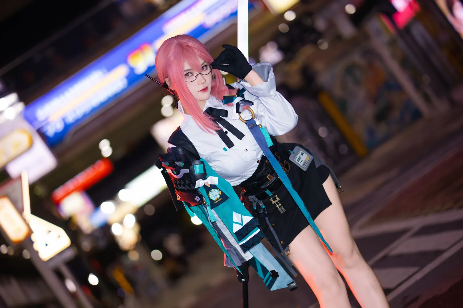 【月城柳コスプレ】ネオンの街区の副課長、知性と鋭さの融合 - 2 枚目