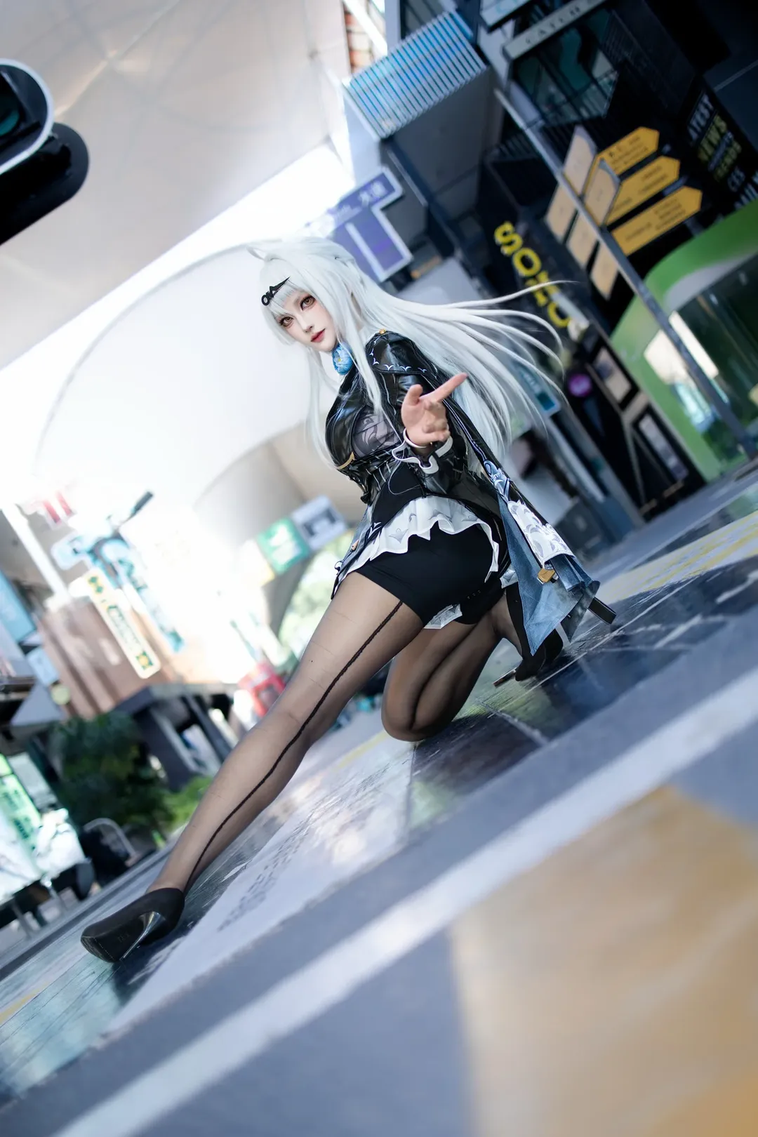 【仪玄cos】绝区零街头仰拍长腿瞬间 - 第 2 张