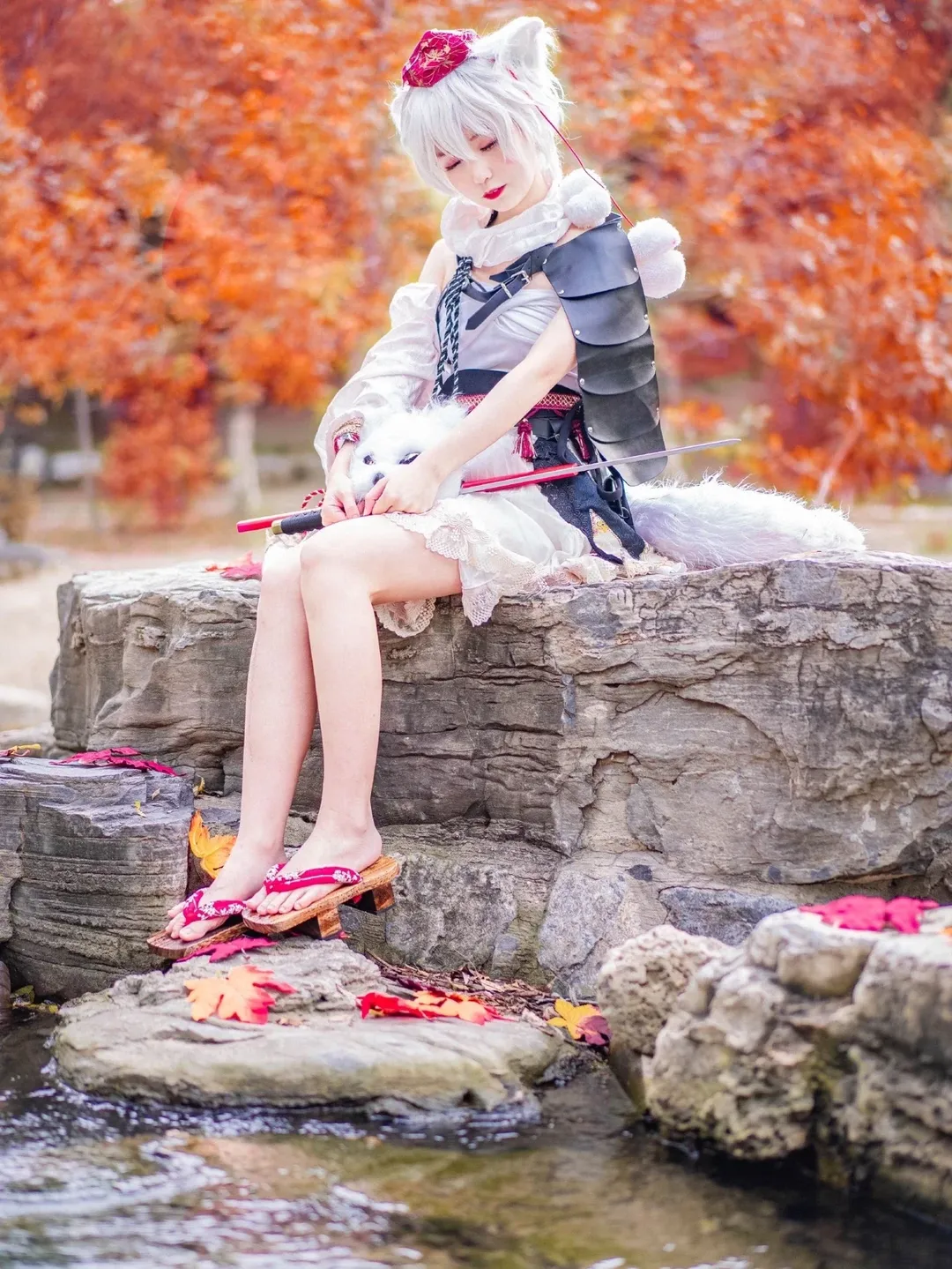 【犬走椛cos】东方Project白狼天狗，手持利刃与红叶共舞 - 第 1 张