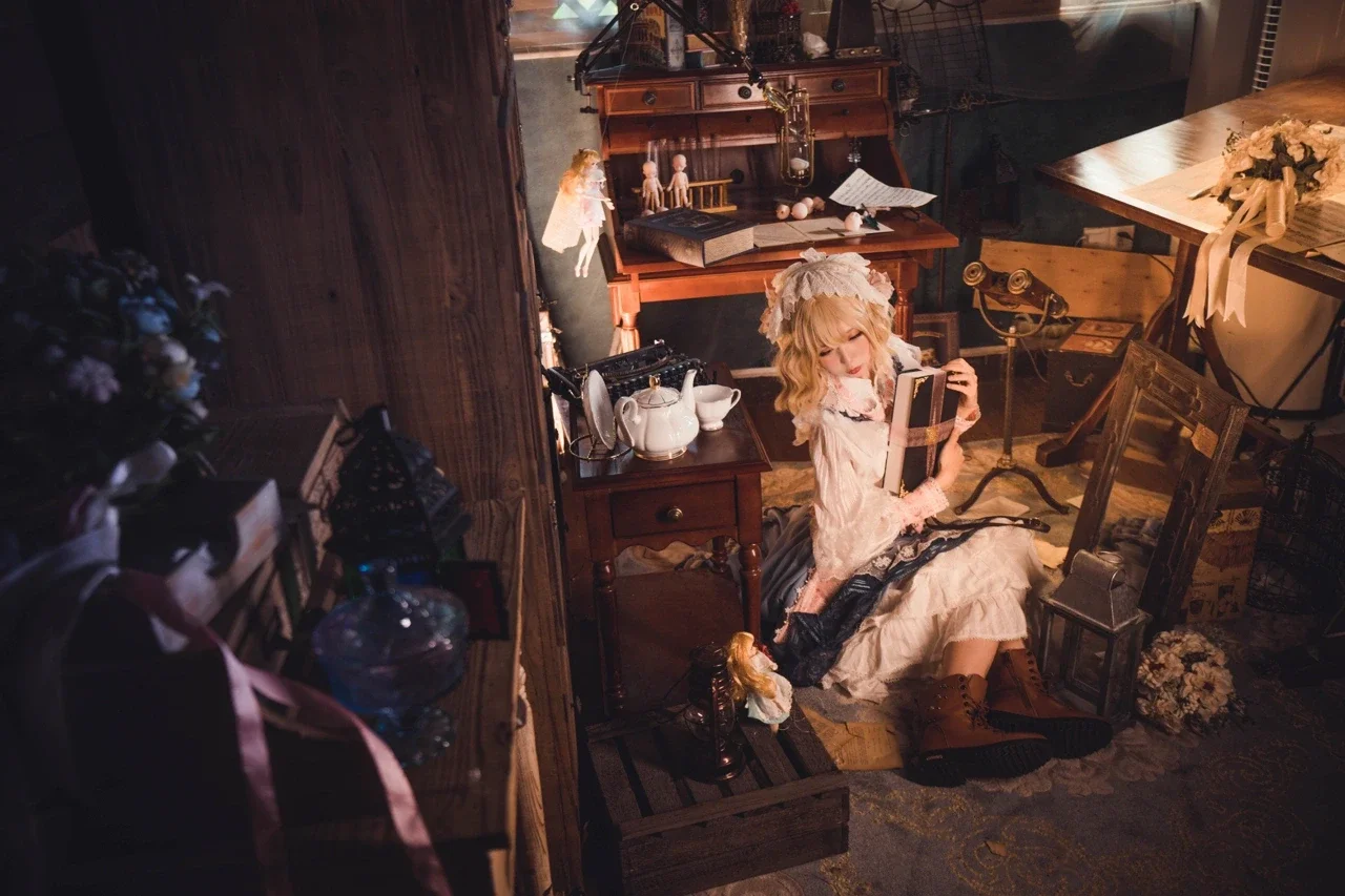 [Alice Cosplay] Touhou Project: The Wondrous Puppeteer in a Vintage-Style Room - Image 3