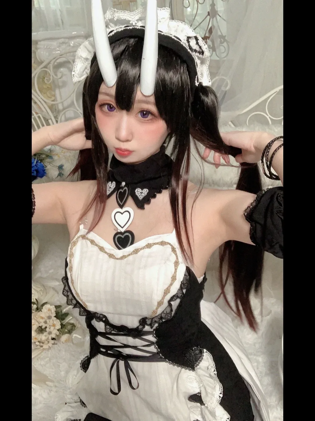【アズールレーン ツインテール メイドコスプレ】白黒メイド服の没入体験 - 1 枚目