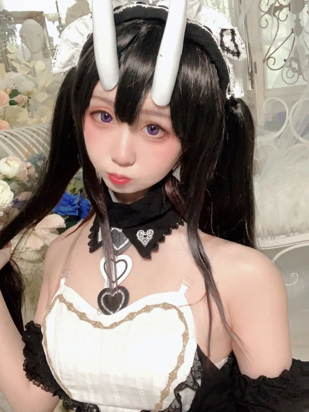 【アズールレーン ツインテール メイドコスプレ】白黒メイド服の没入体験 - 2 枚目