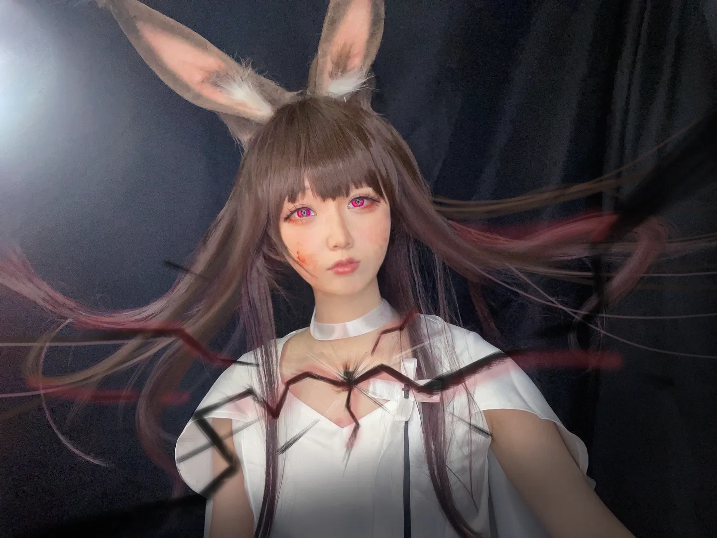 【阿米娅cos】明日方舟兔耳少女与刀片的反差演绎 - 第 1 张