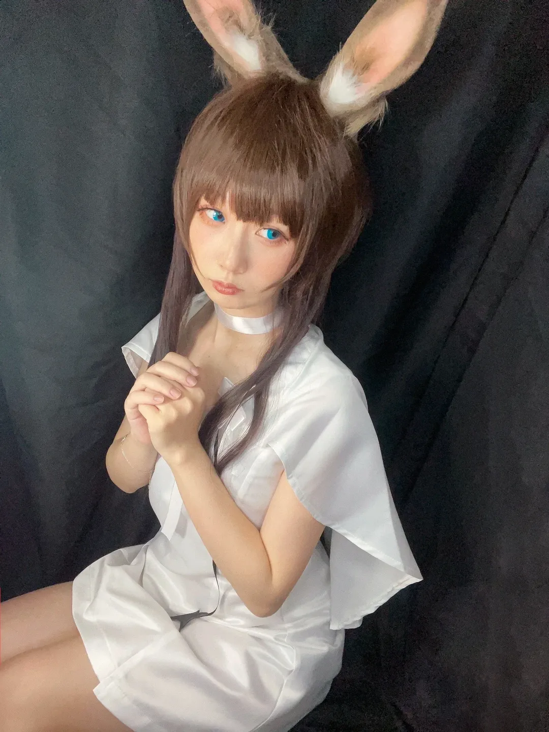 【阿米娅cos】明日方舟兔耳少女与刀片的反差演绎 - 第 2 张