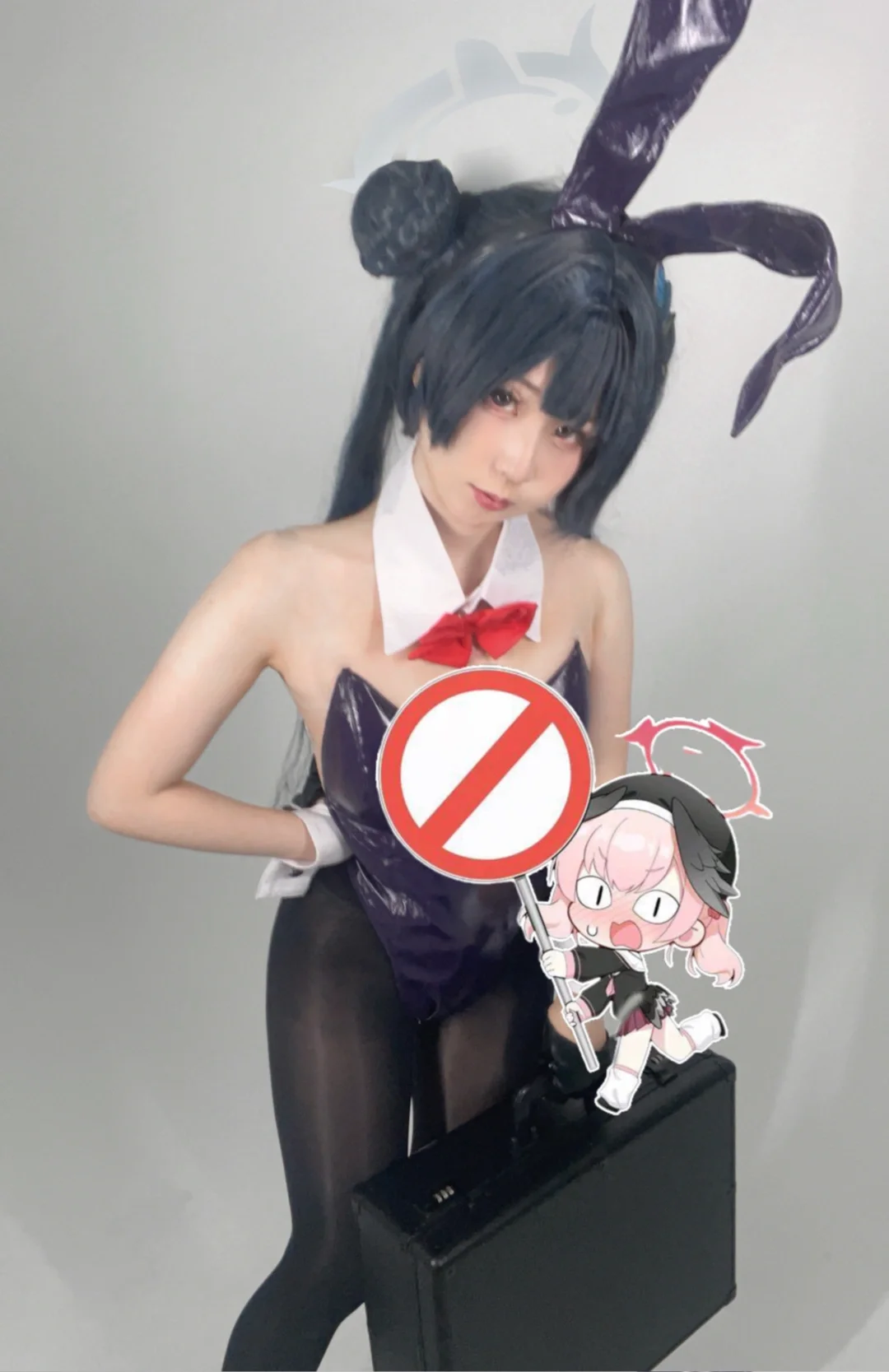 【妃咲cos】蔚蓝档案兔女郎同人设定，手提箱与黑丝的搭配 - 第 1 张