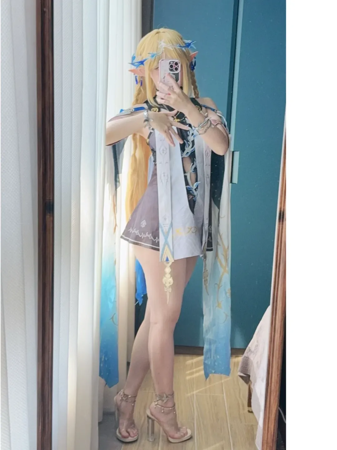 【卡提希娅cos】鸣潮的自由骑士，迎着光线的凝视 - 第 1 张